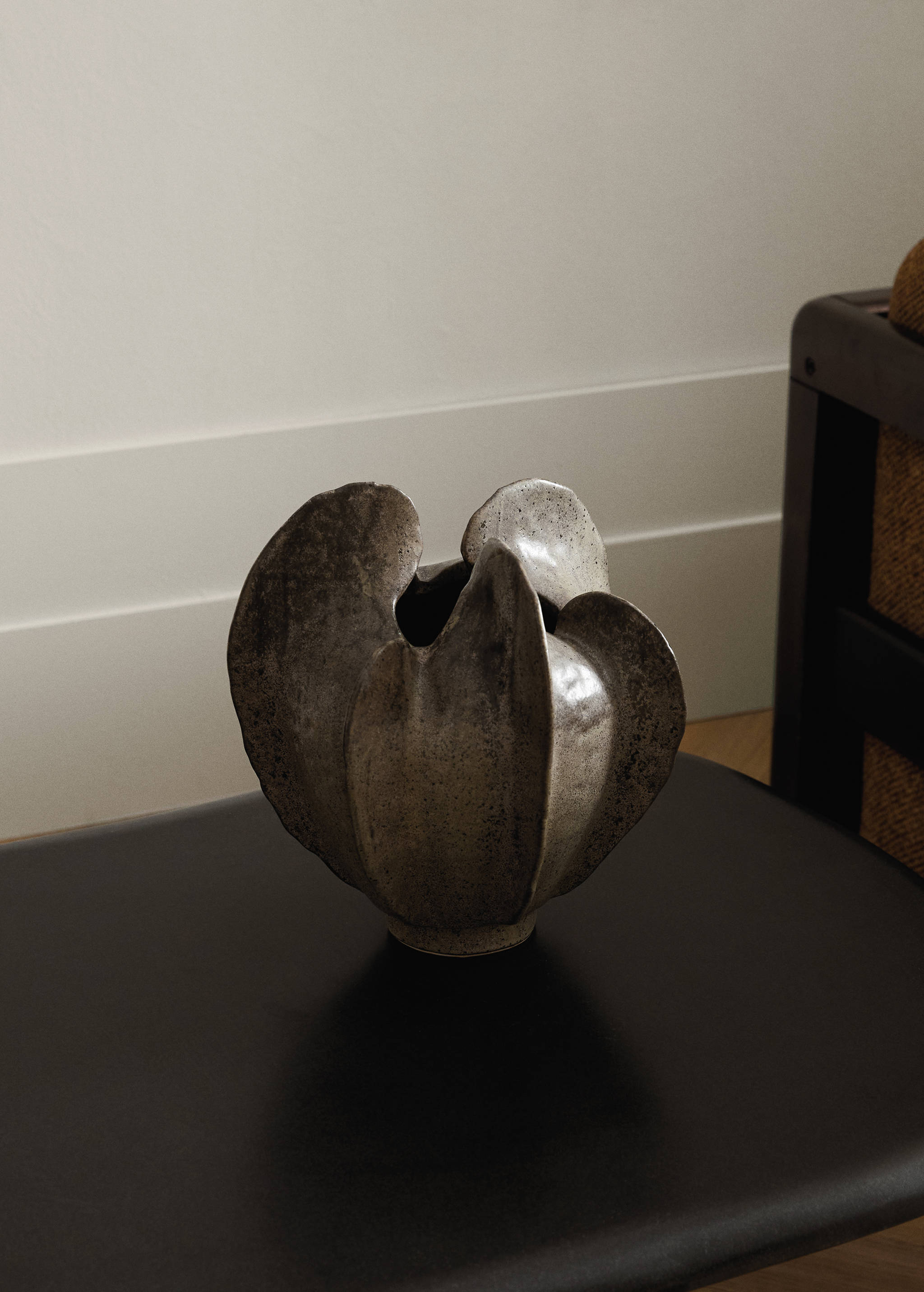 Low organic stoneware vase - General plane