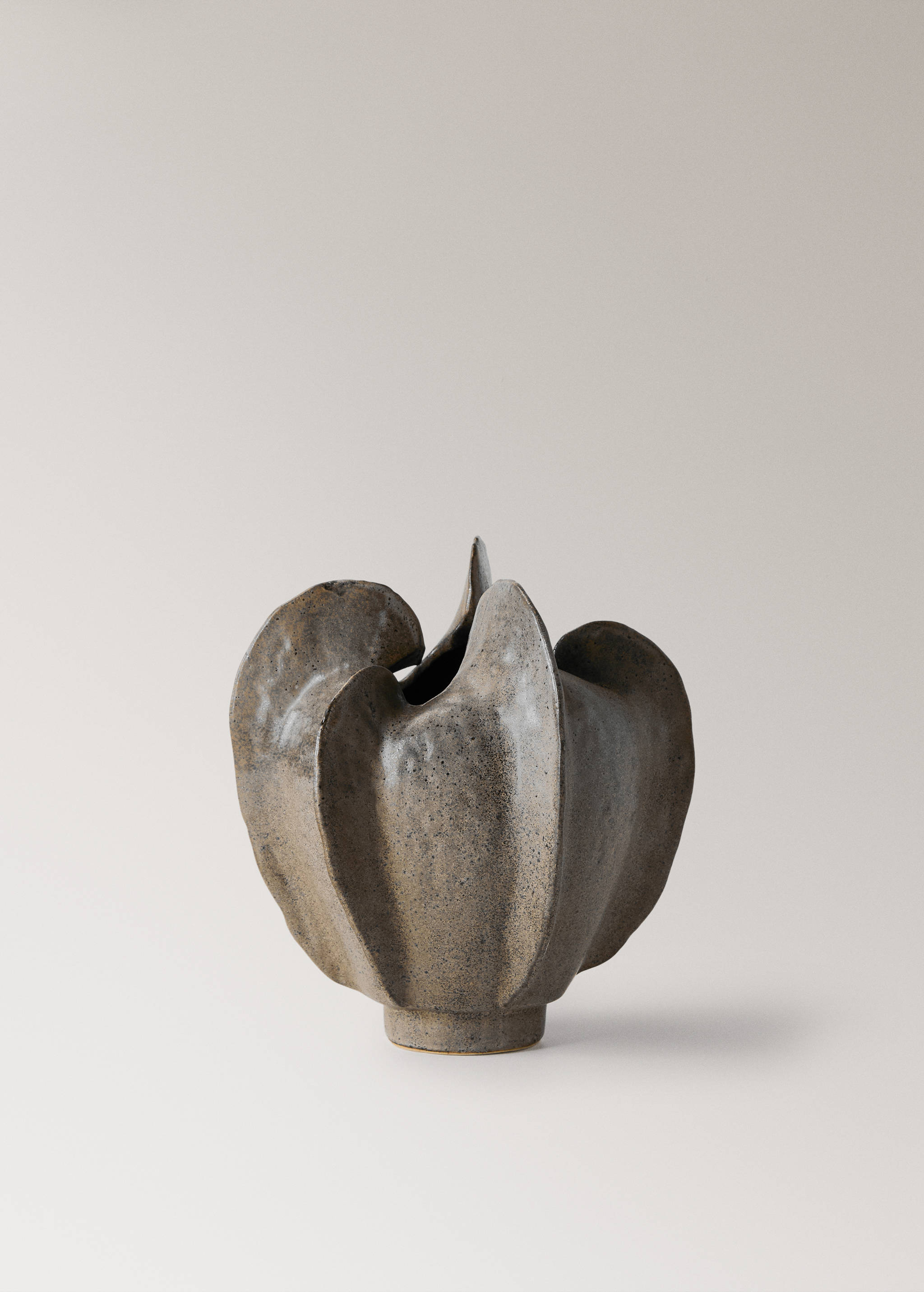 Low organic stoneware vase - Article without model