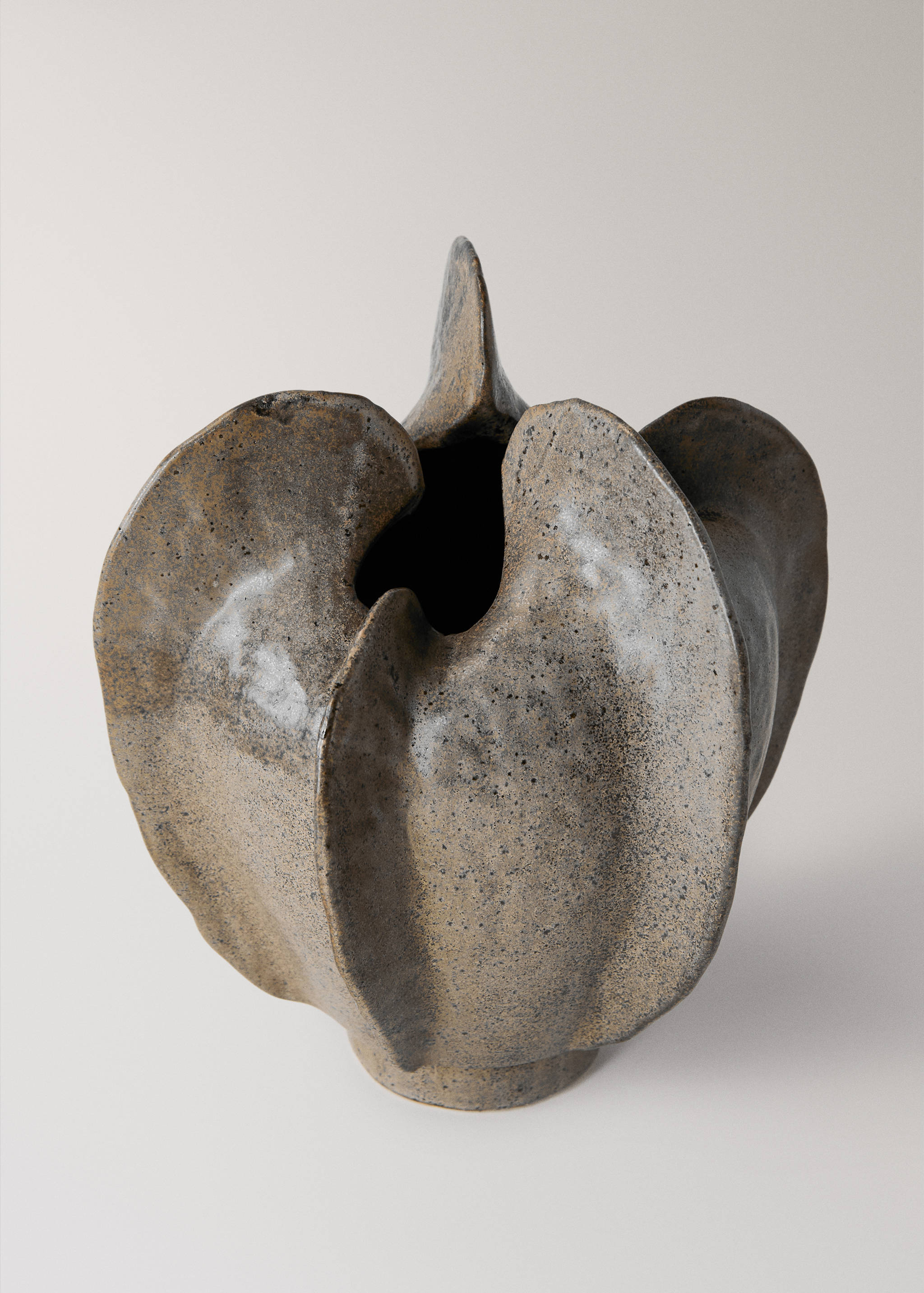 Low organic stoneware vase - Details of the article 1