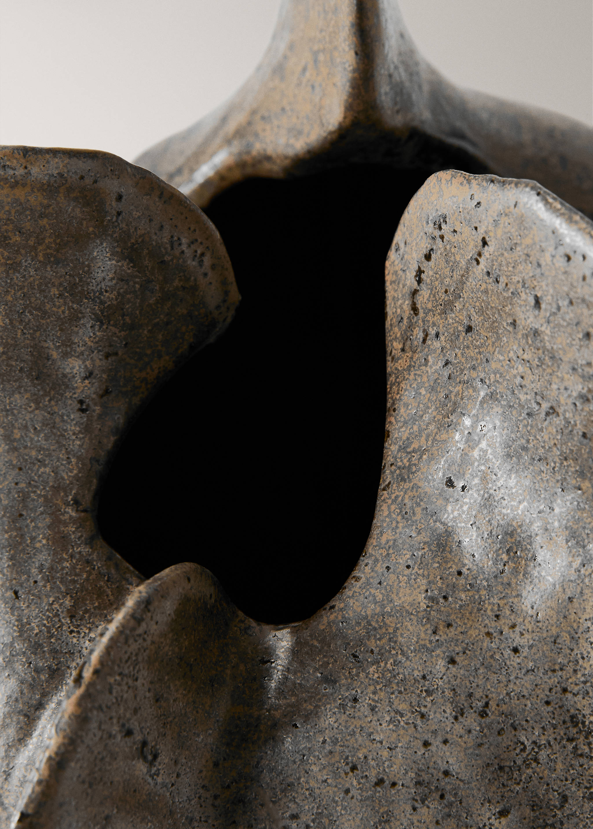 Low organic stoneware vase - Details of the article 2