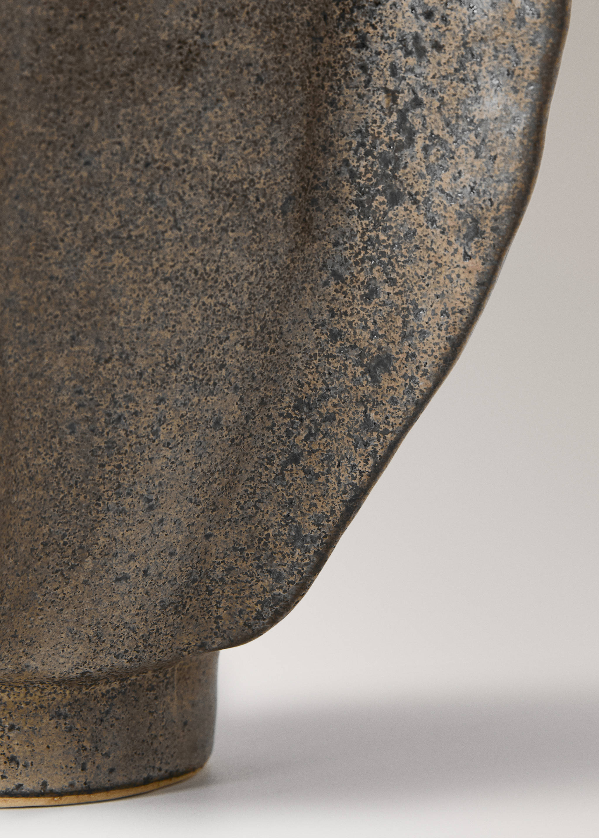 Low organic stoneware vase - Details of the article 3