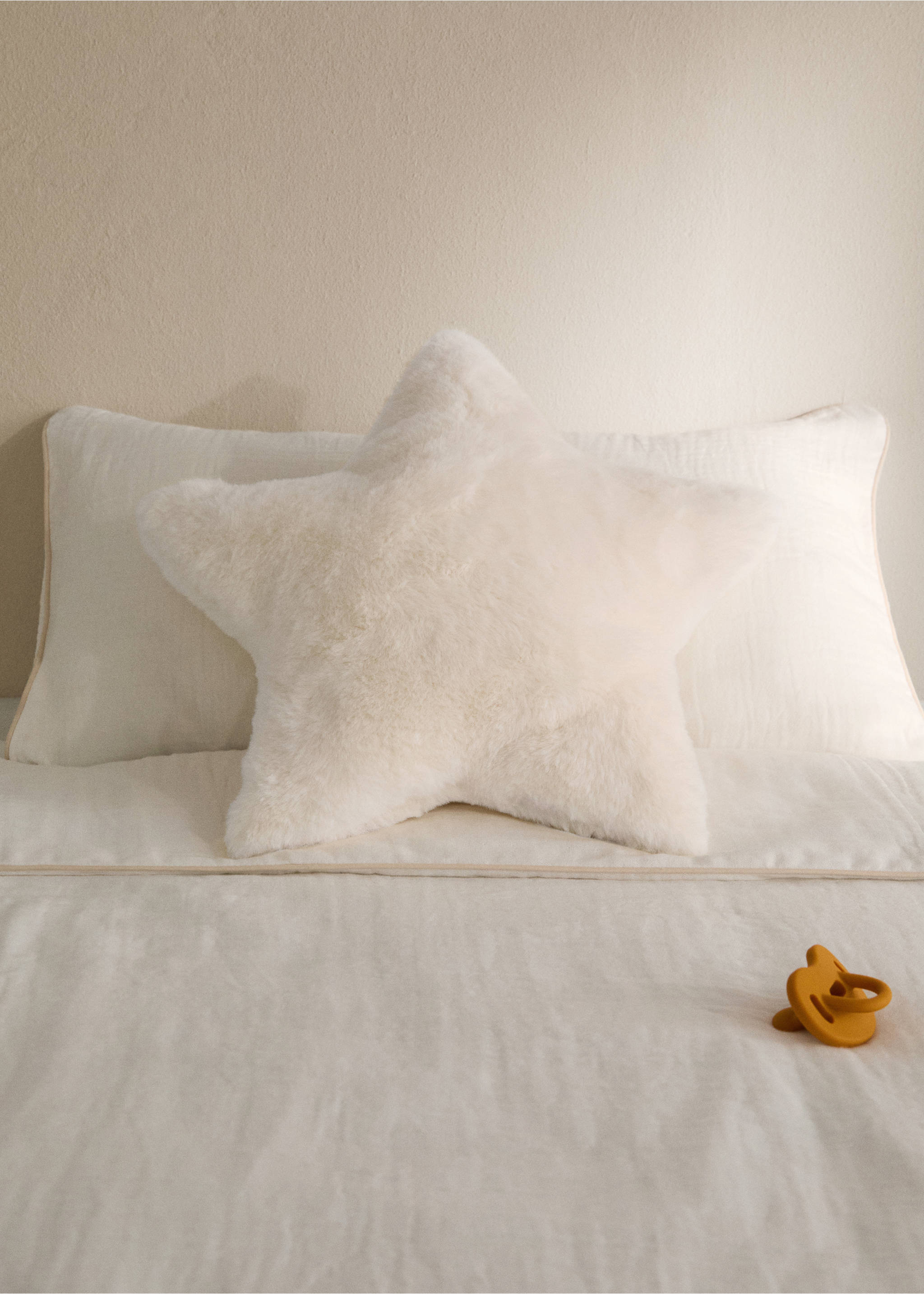 Star-shaped children’s faux-fur cushion - General plane, Ivory White. Ref: 17063324-00.