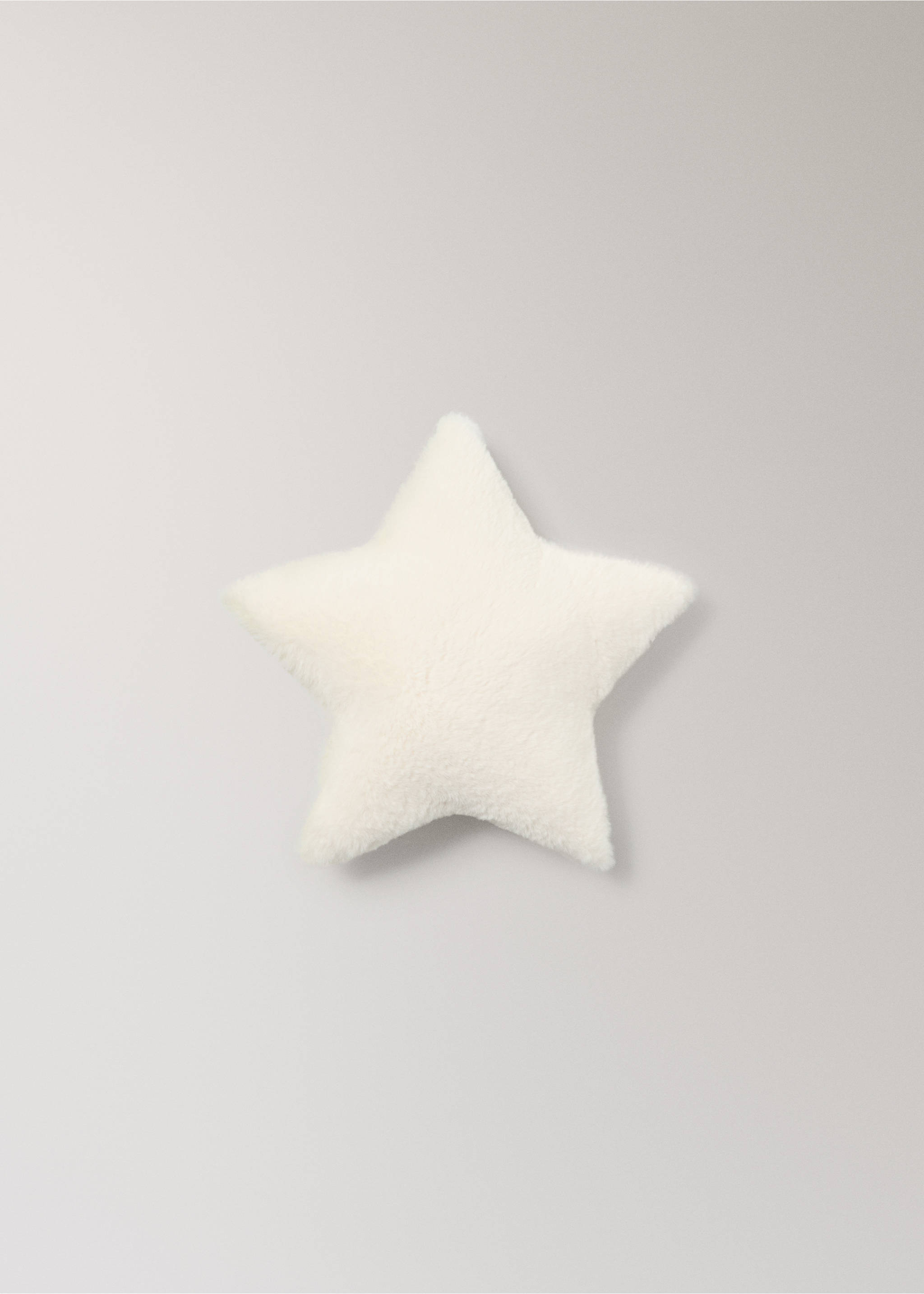 Star-shaped children’s faux-fur cushion - Article without model, Ivory White. Ref: 17063324-00.