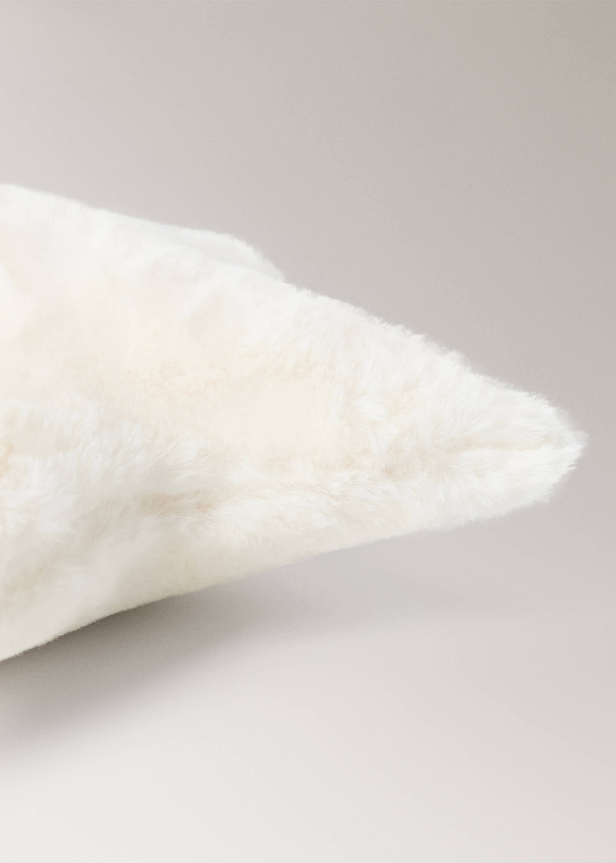 Star-shaped children’s faux-fur cushion - Details of the article 1, Ivory White. Ref: 17063324-00.