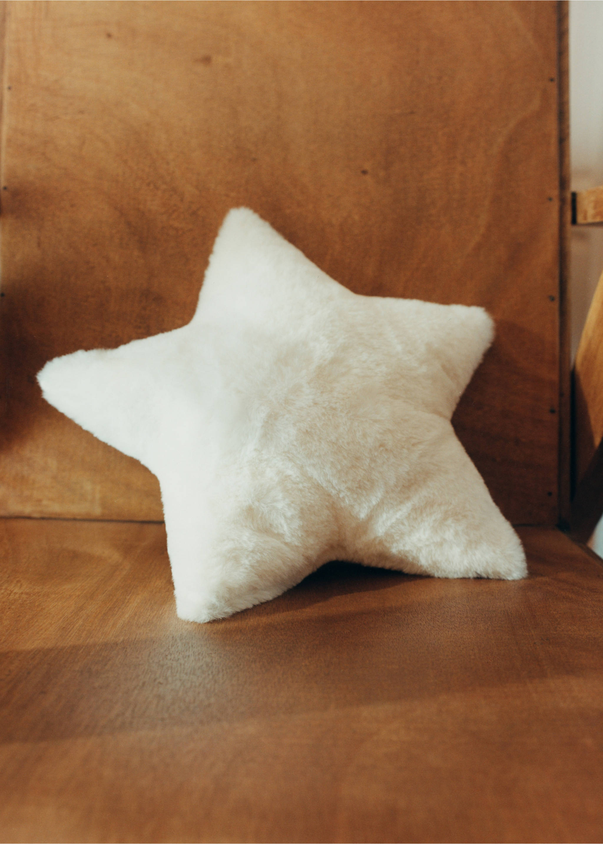 Star-shaped children’s faux-fur cushion - Details of the article 6, Ivory White. Ref: 17063324-00.