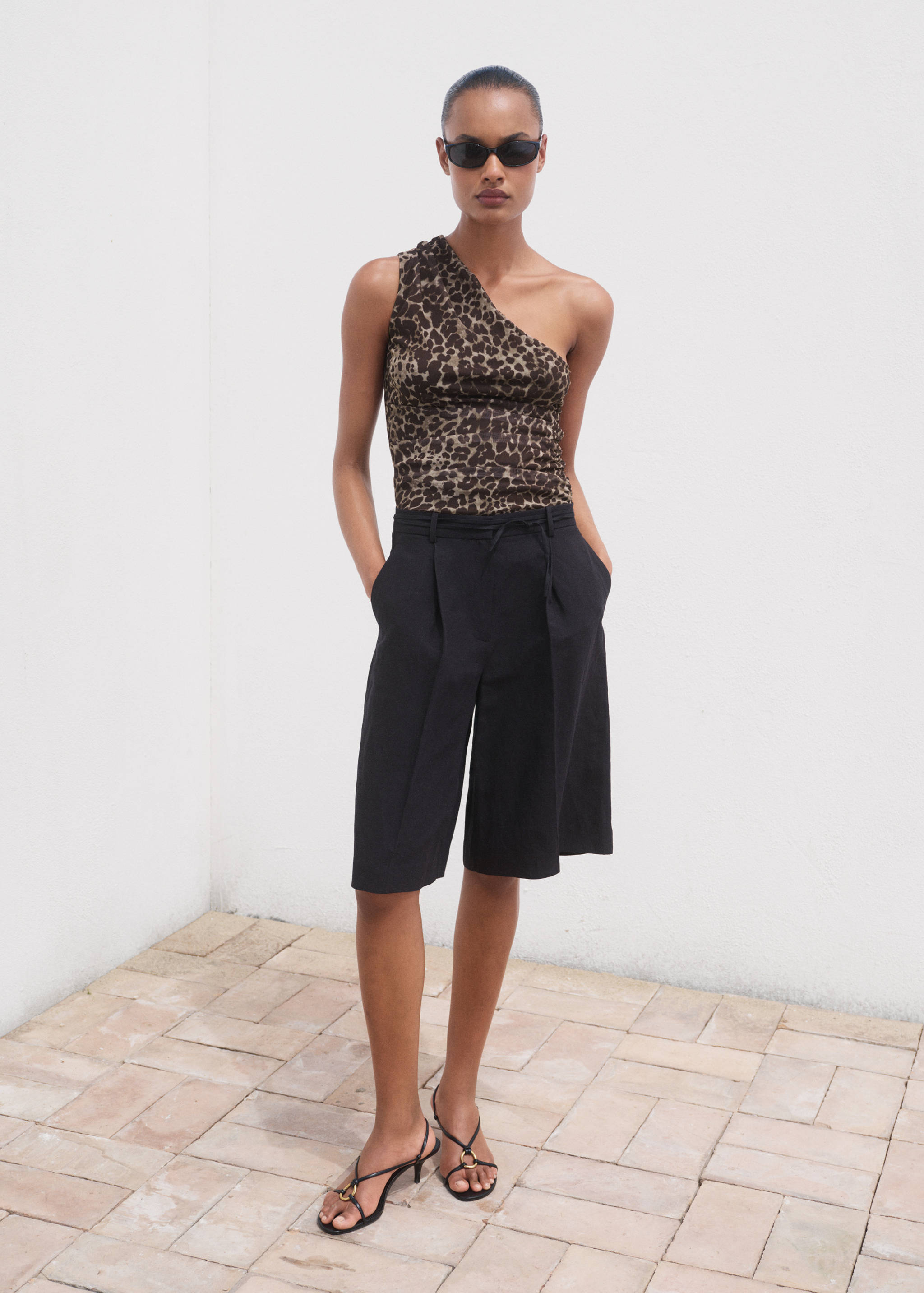 Asymmetrical leopard-print top - General plane