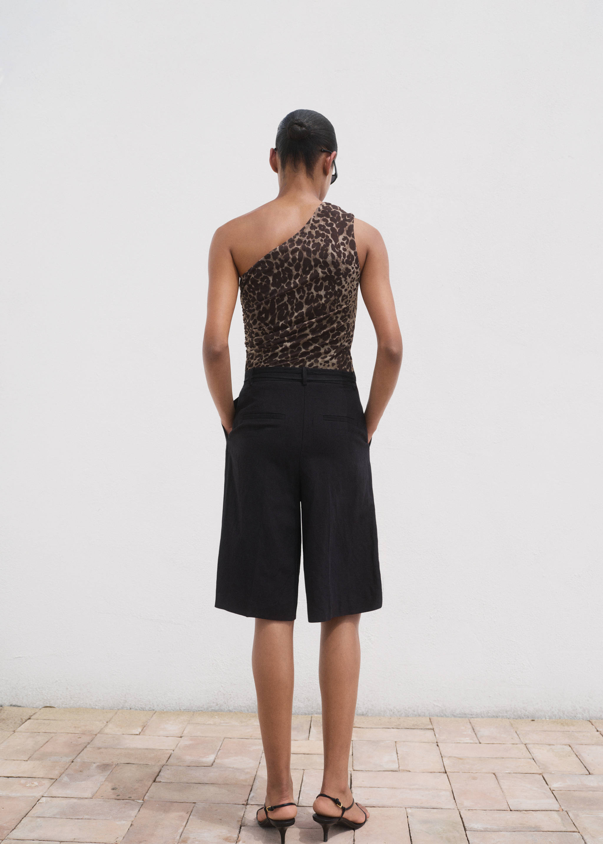 Asymmetrical leopard-print top - Reverse of the article