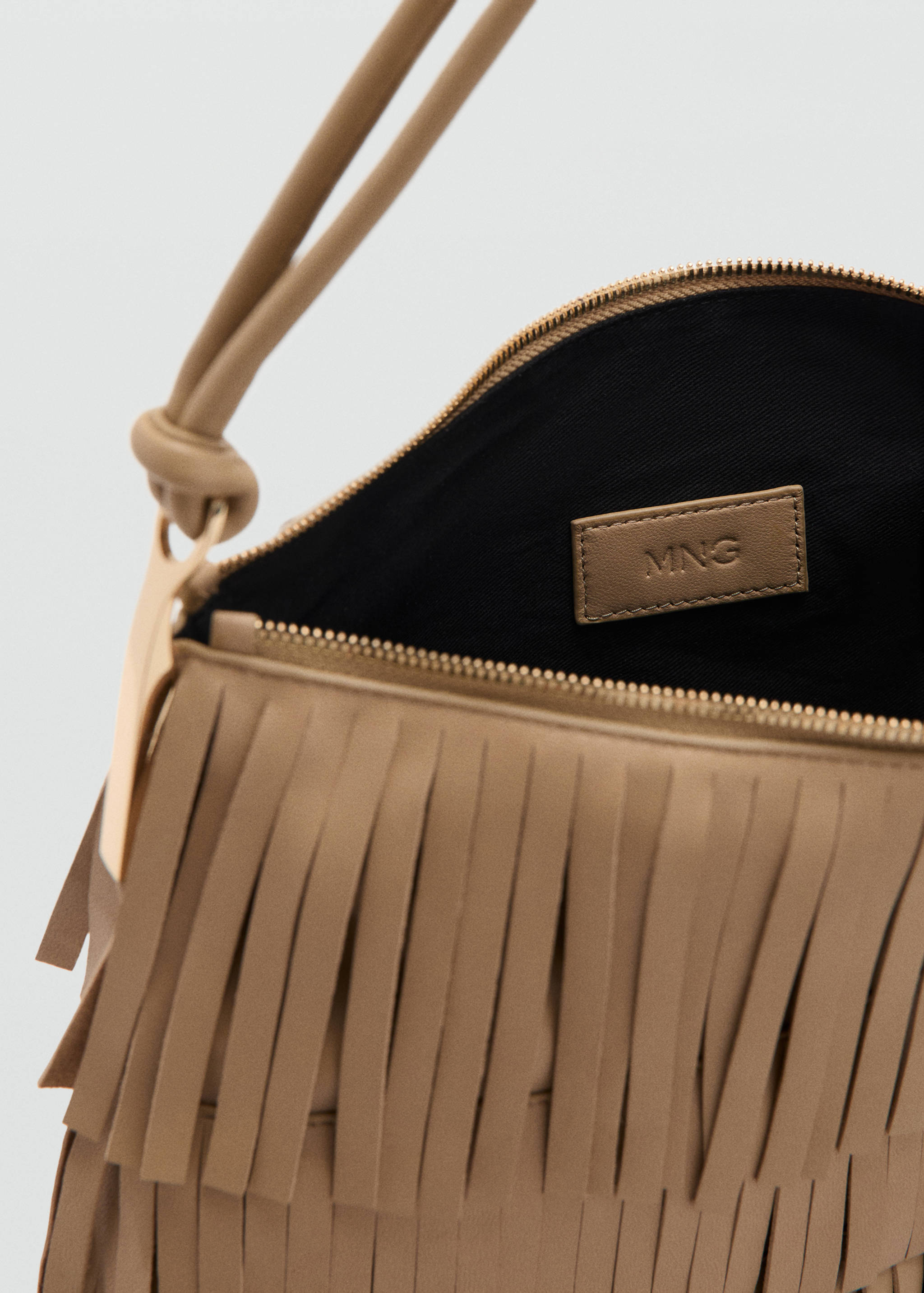 Large leather shoulder bag with fringes - Details of the article 2