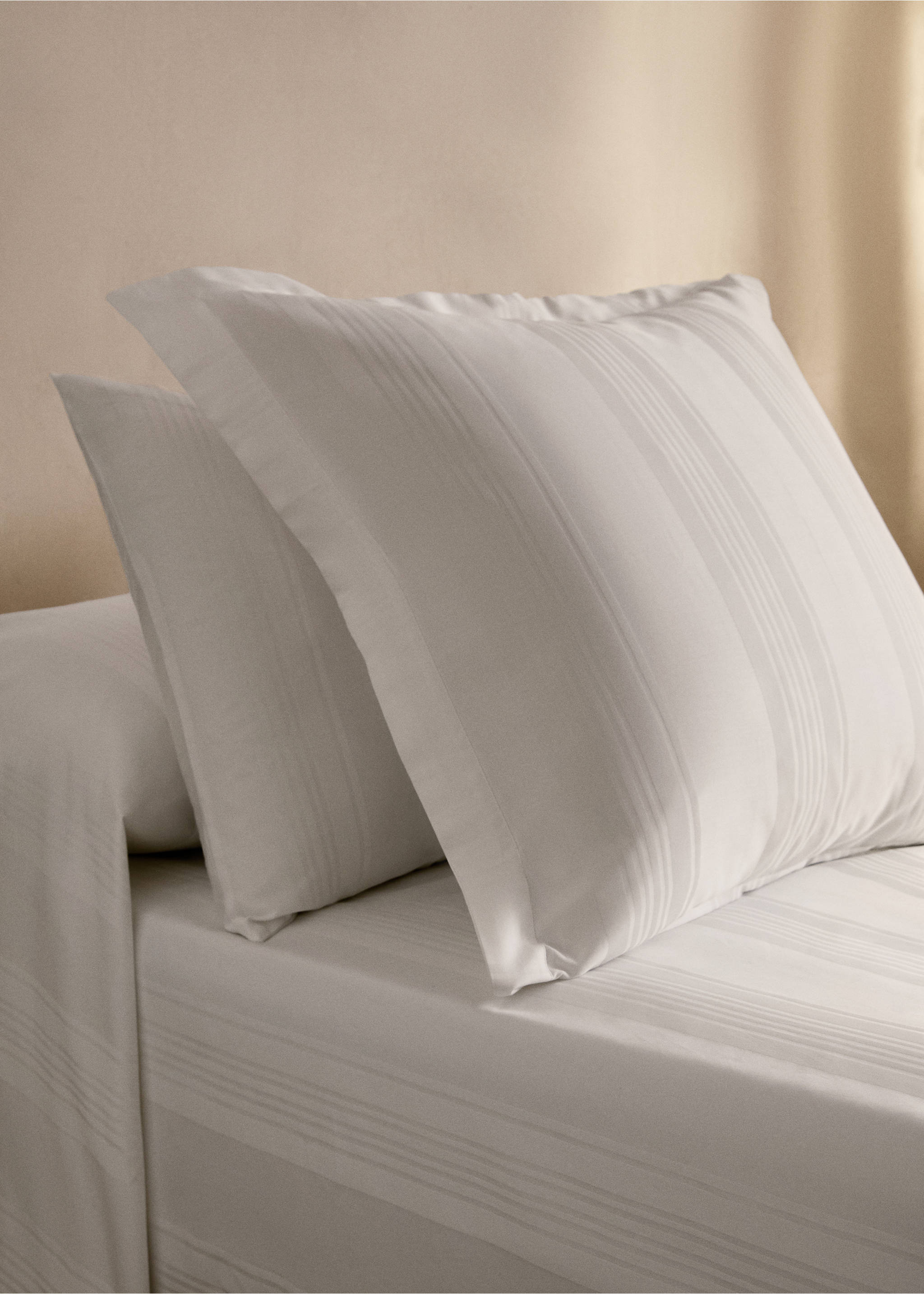 Two 300-thread count cotton satin striped pillowcases 50x75 cm - General plane, White. Ref: 17063807-00.