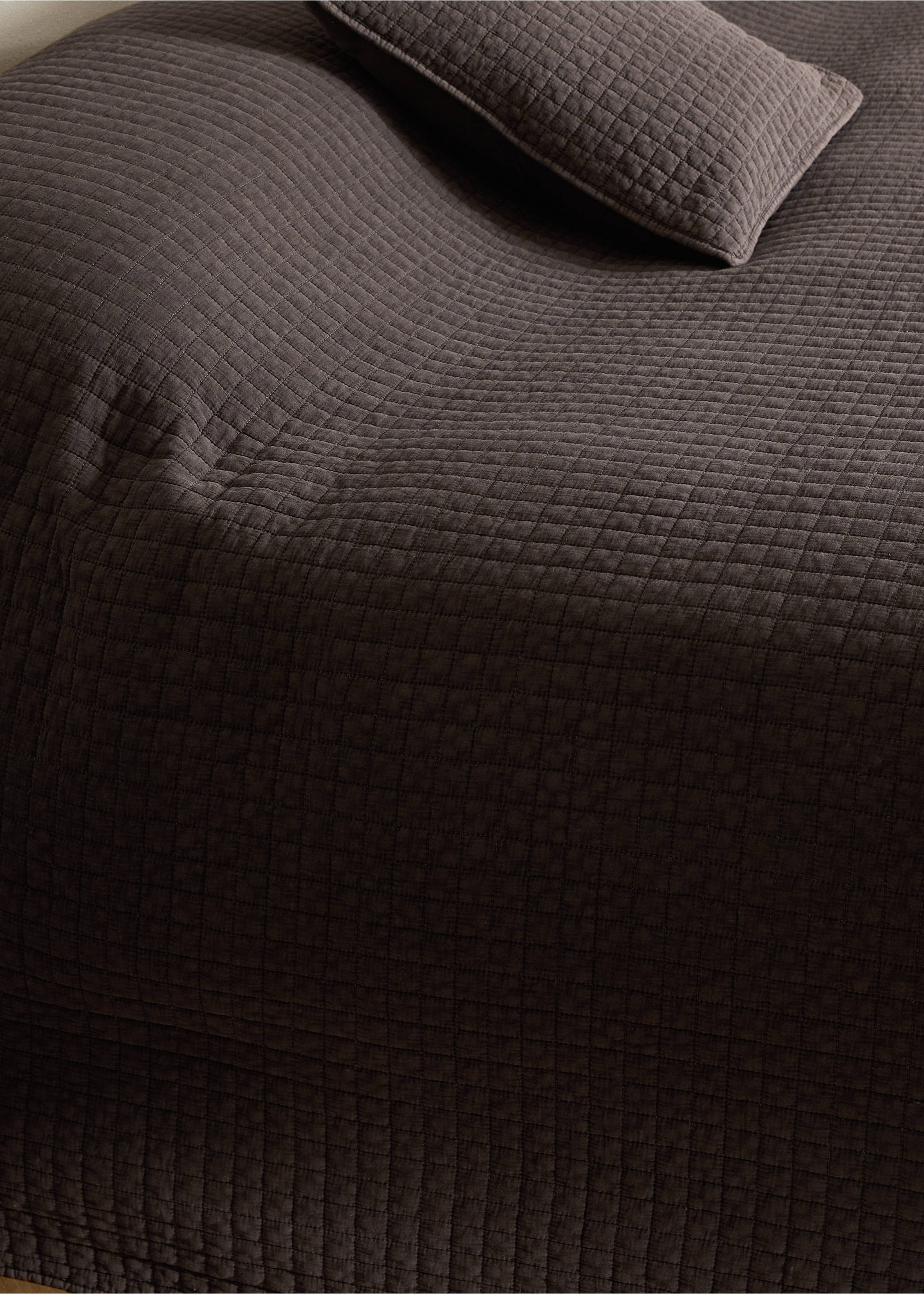 Garment-dyed cotton check bedspread for 130/150 cm bed - Details of the article 7, Coffee. Ref: 17063808-00.