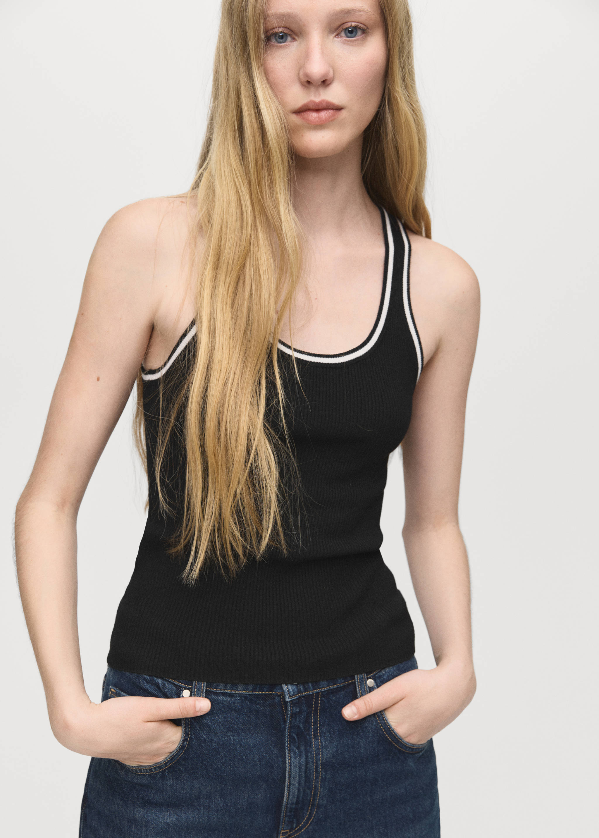 Трикотажный топ с контрастными деталями - Средний план