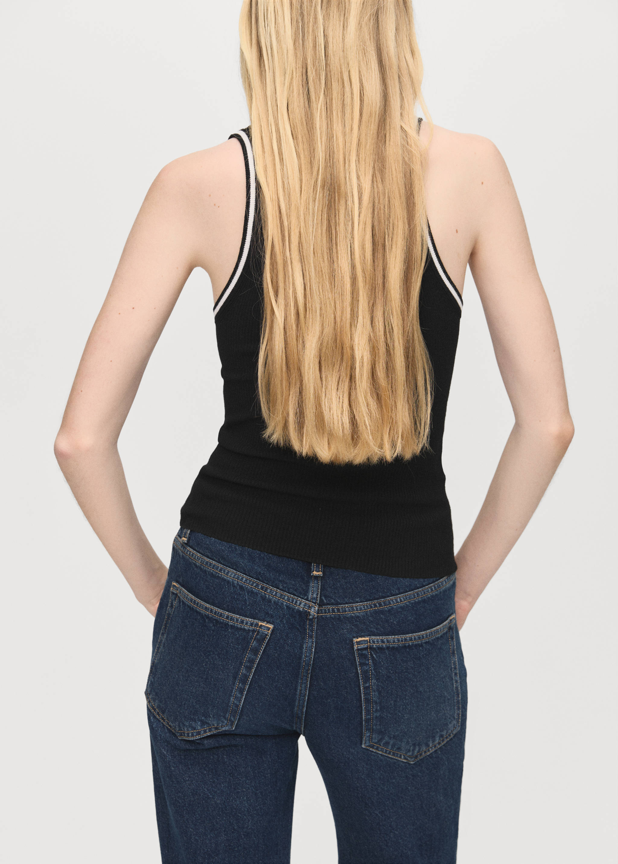 Трикотажный топ с контрастными деталями - Обратная сторона изделия