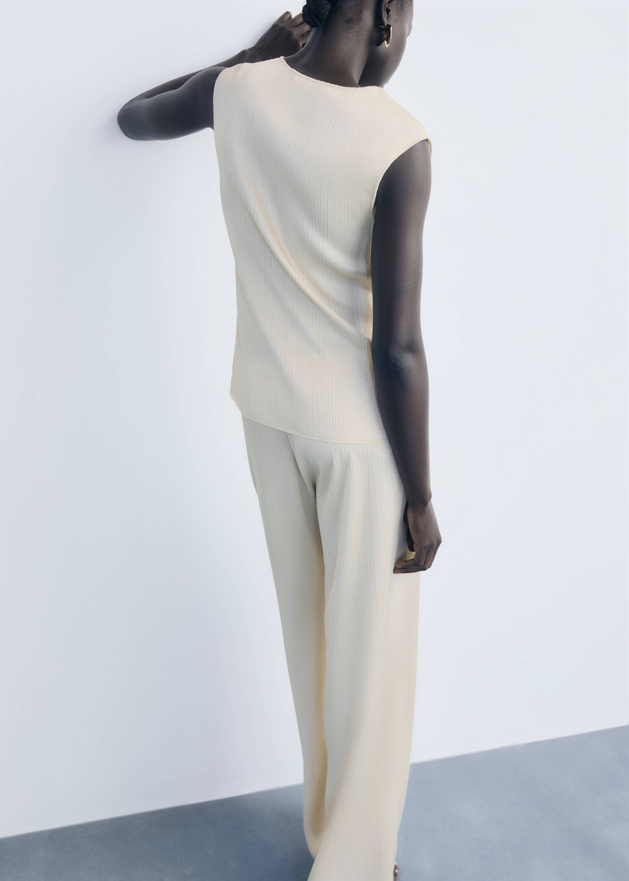 Pleated pants with elastic waist - Reverse of the article