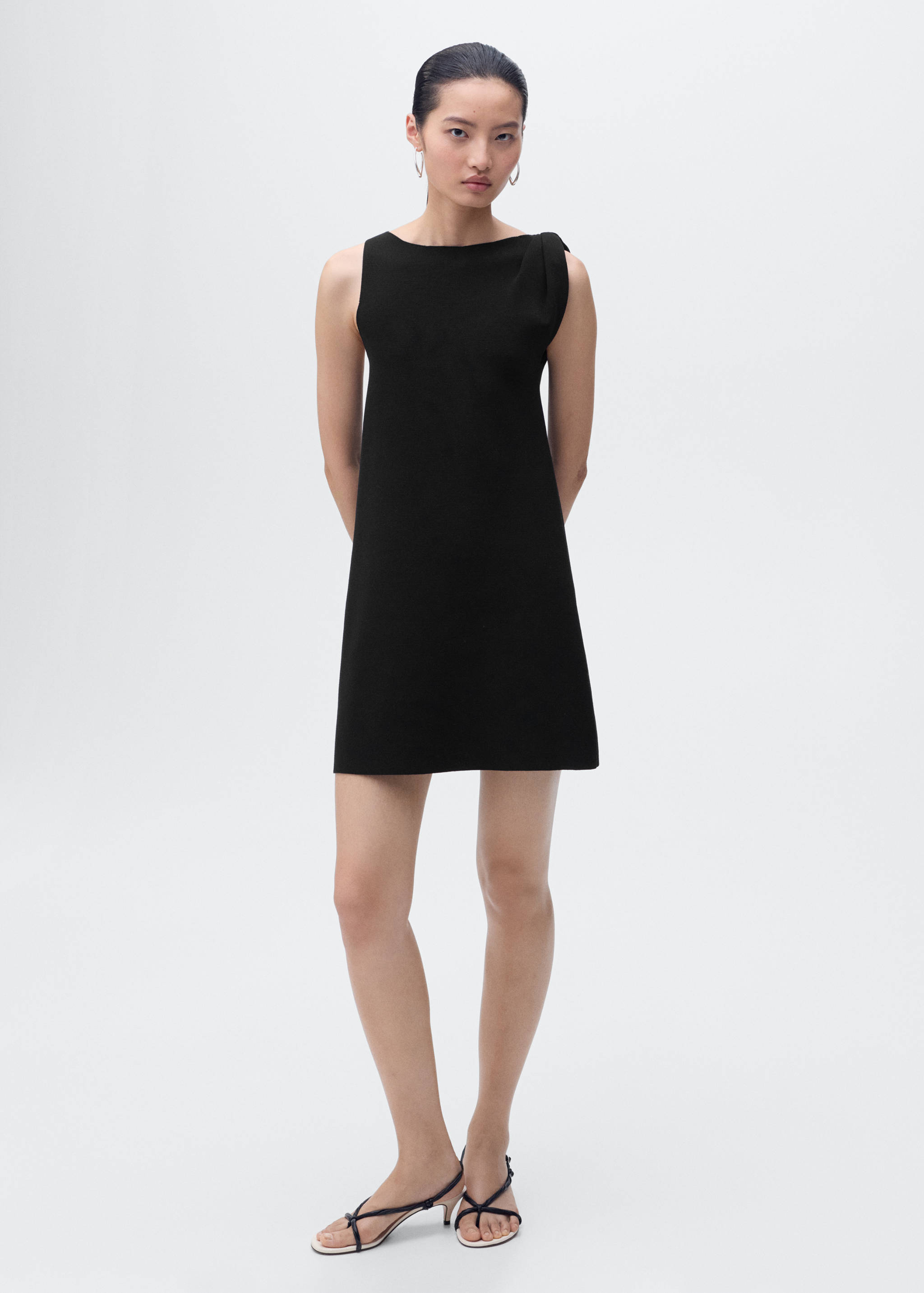 Asymmetrical knitted dress with strap - General plane