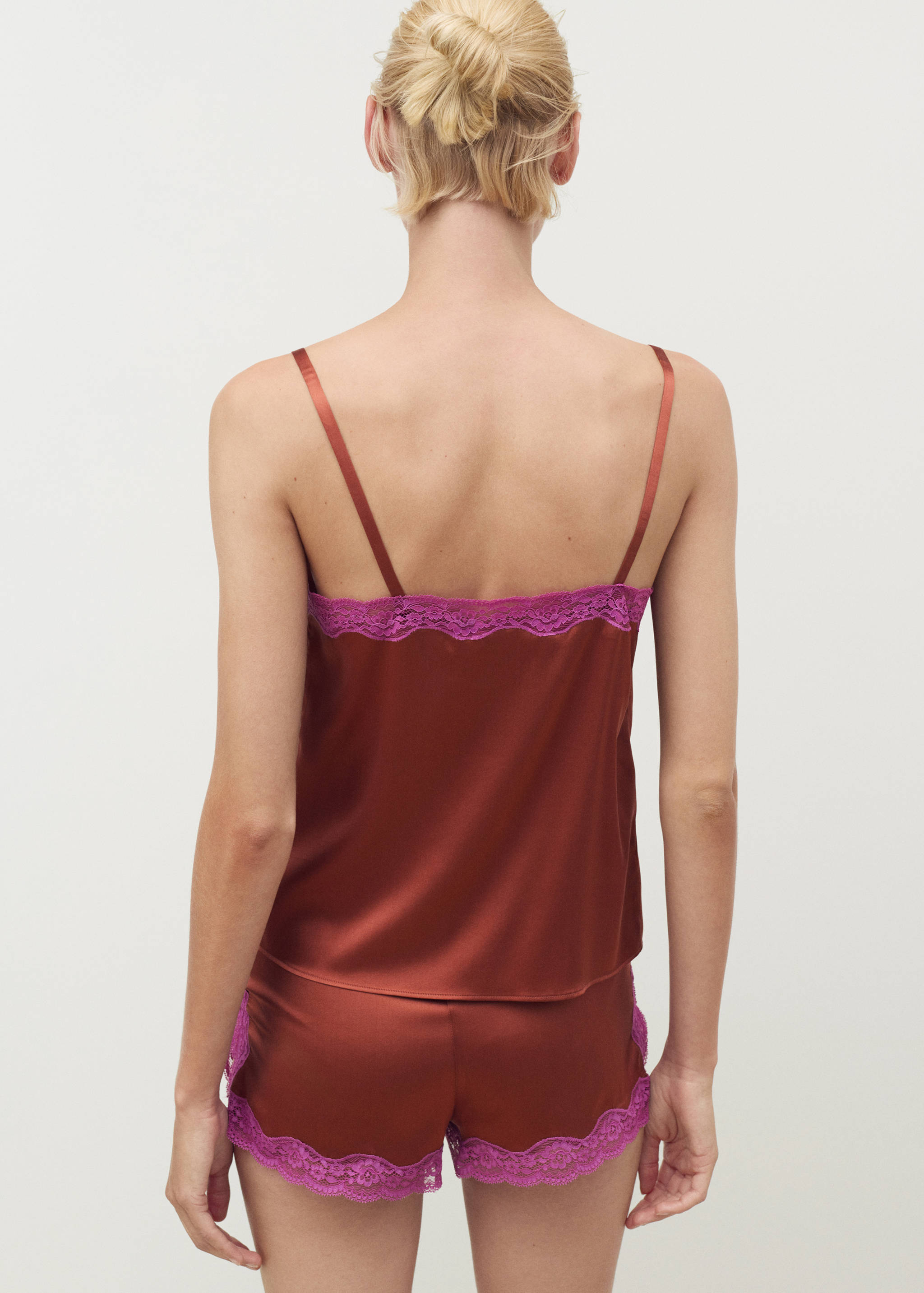 Sidentopp med kontrasterande spetsdetaljer - Artikelns baksida