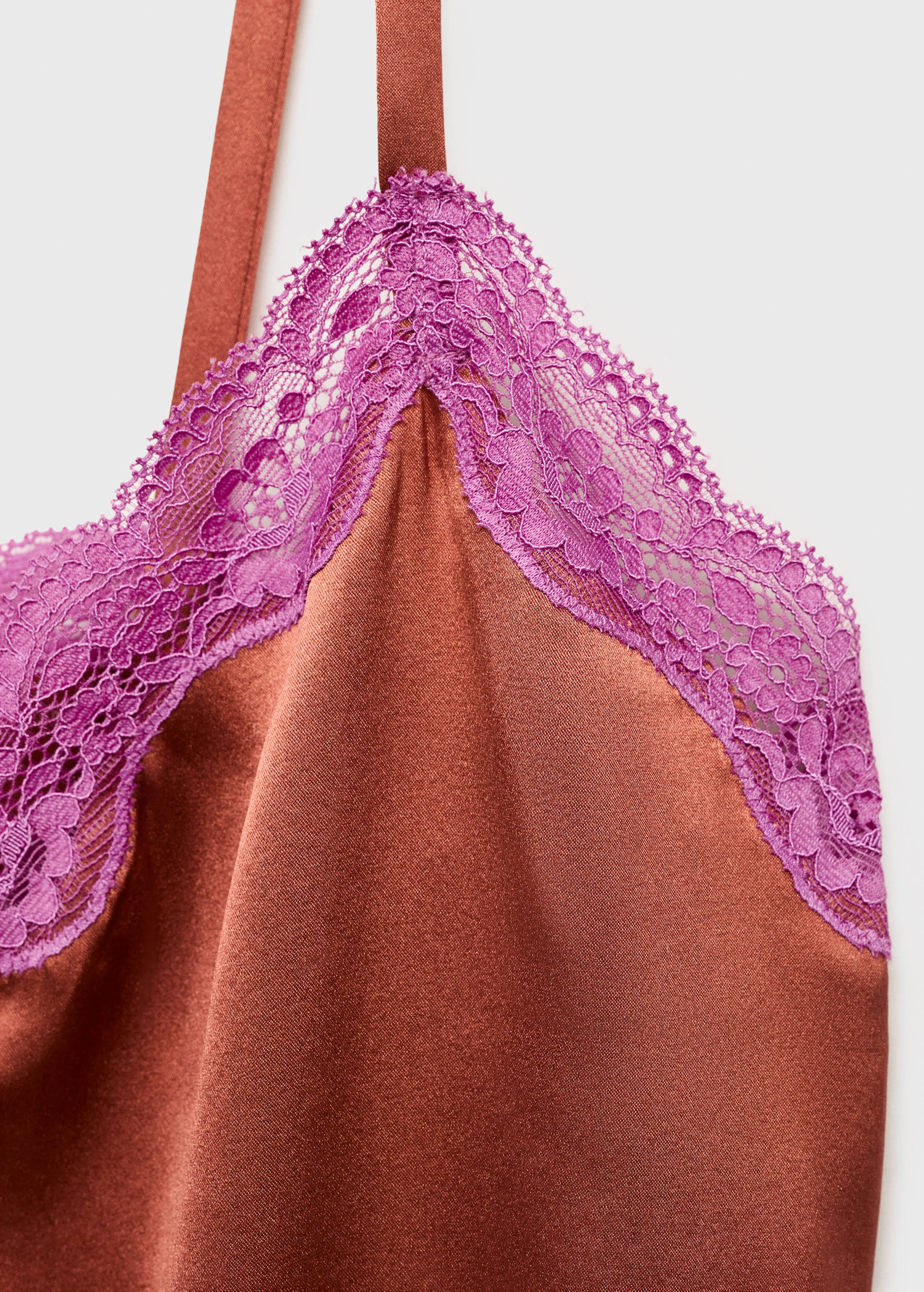 Sidentopp med kontrasterande spetsdetaljer - Detaljer om artikeln 8