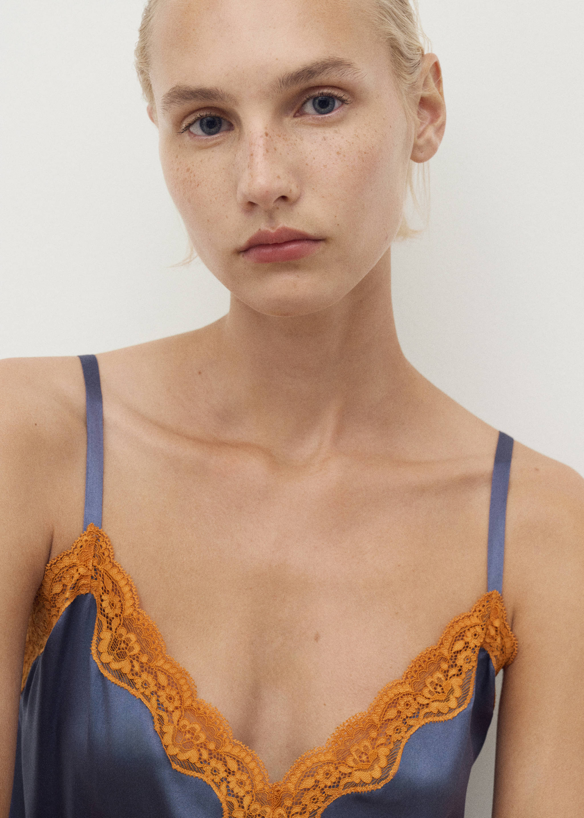 Sidentopp med kontrasterande spetsdetaljer - Detaljer om artikeln 1