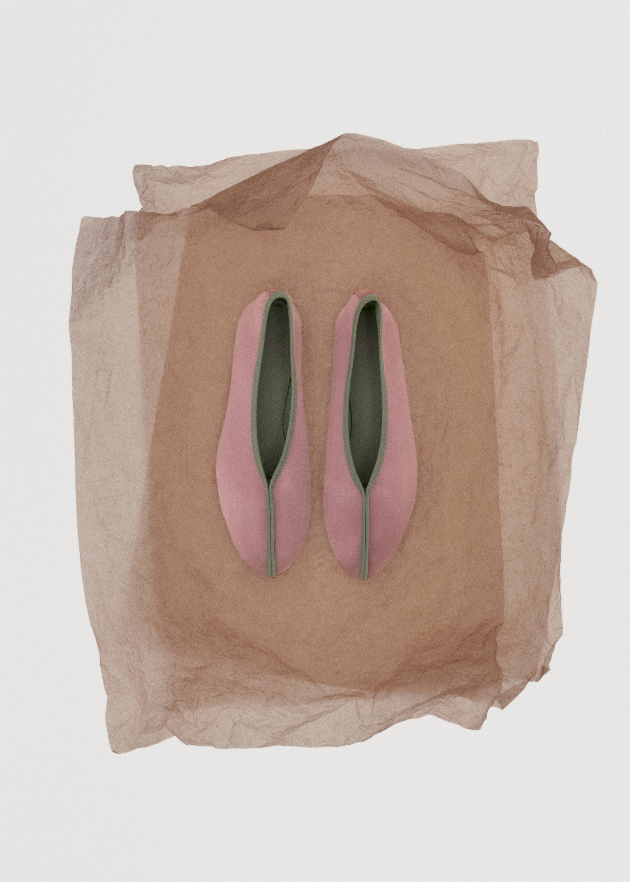 Sabrinas acetinadas com debrum de cor em contraste - Pormenor do artigo 7