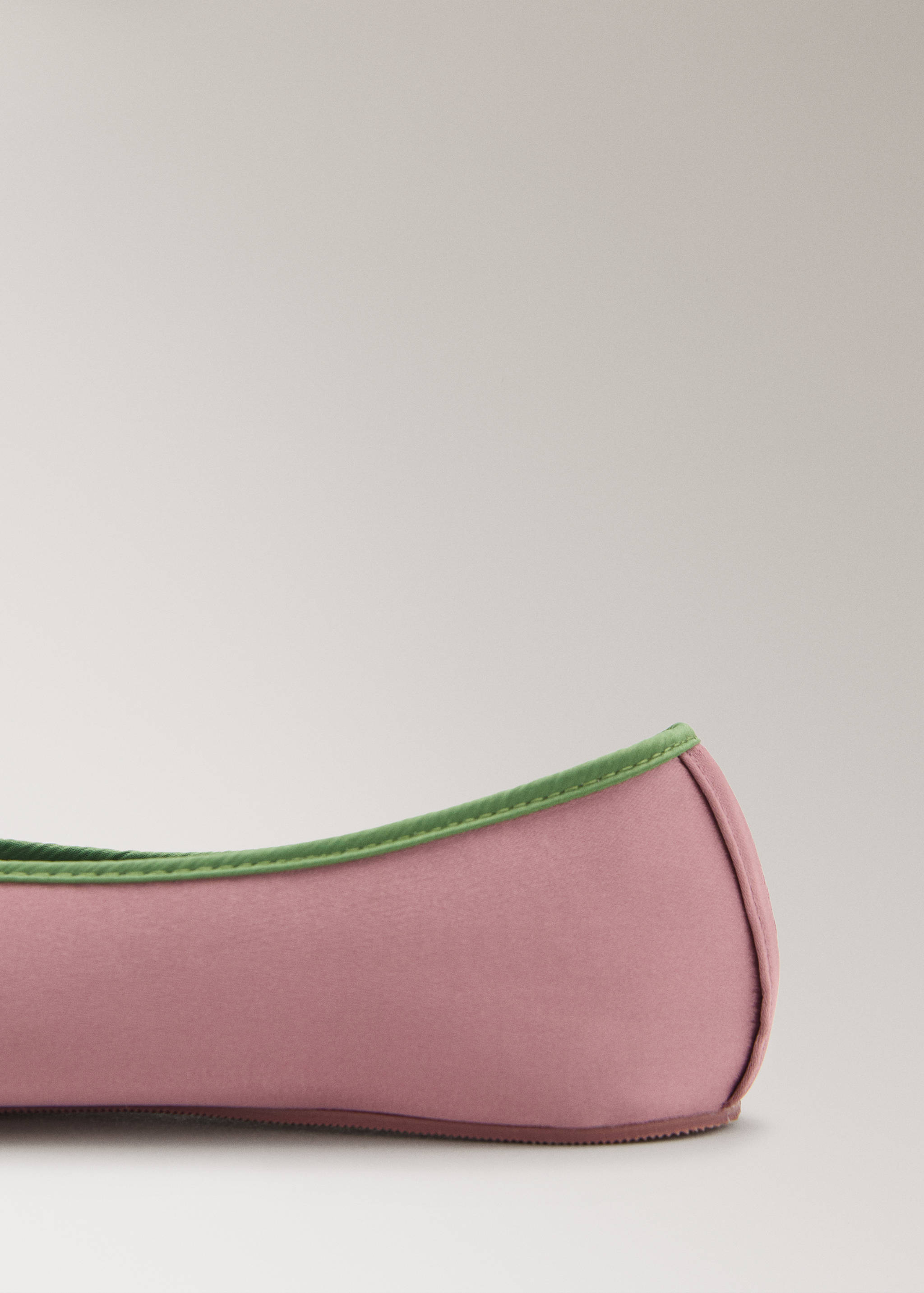 Sabrinas acetinadas com debrum de cor em contraste - Pormenor do artigo 1