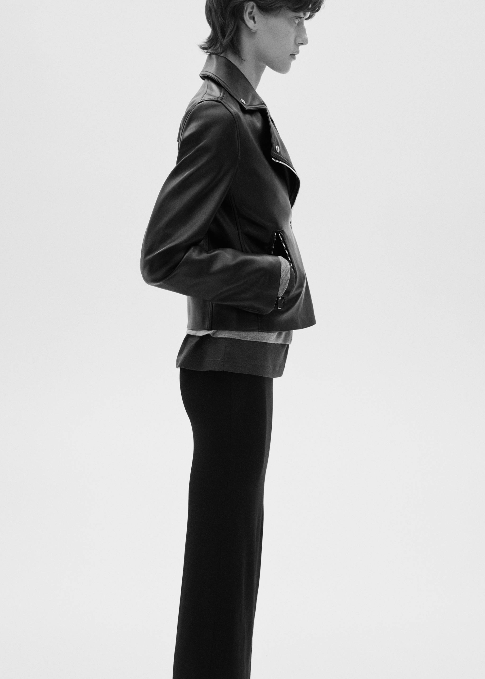 Veste biker cuir synthétique - Plan moyen