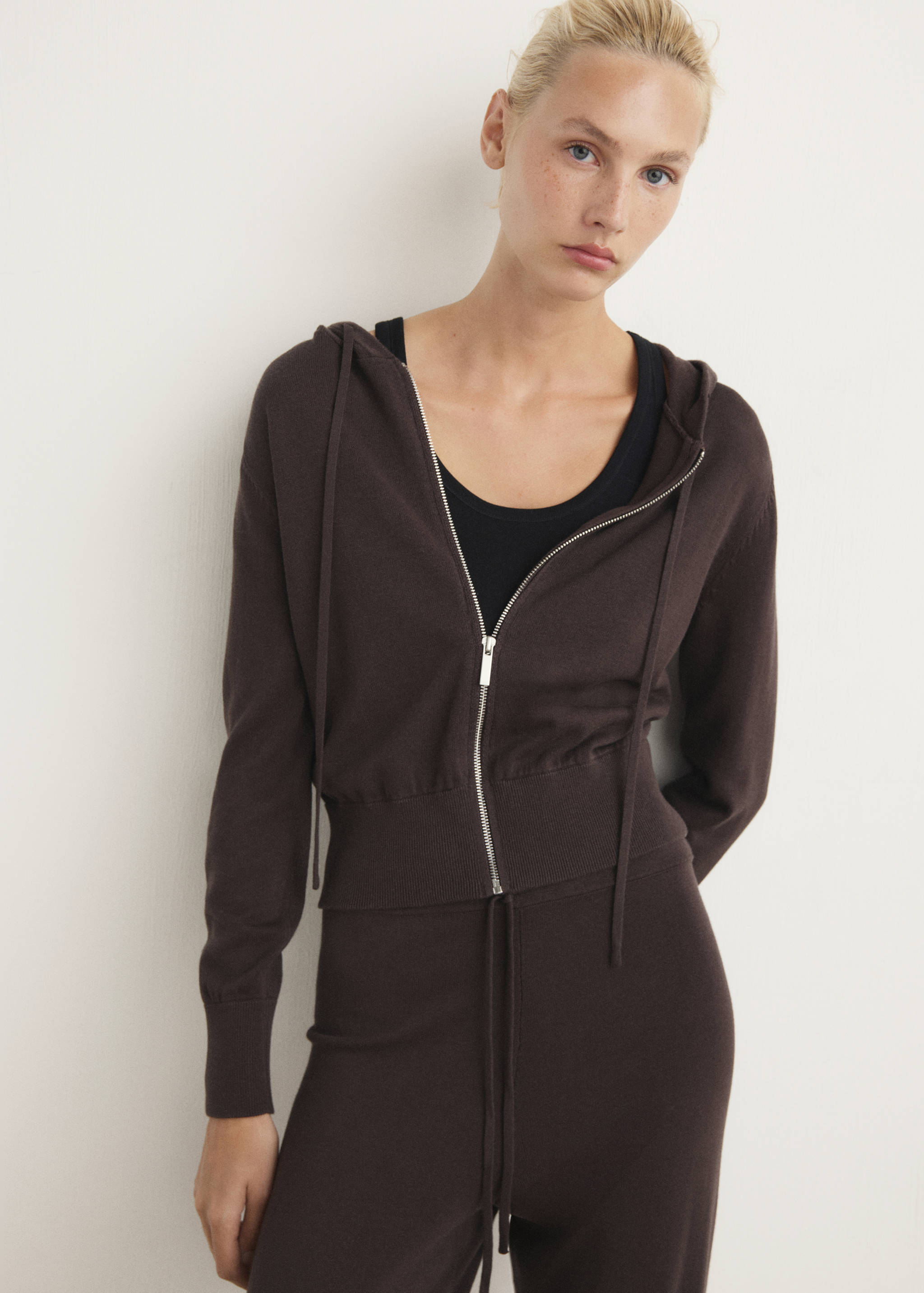 Stickad kofta i bomull med huva - Bild av mittparti