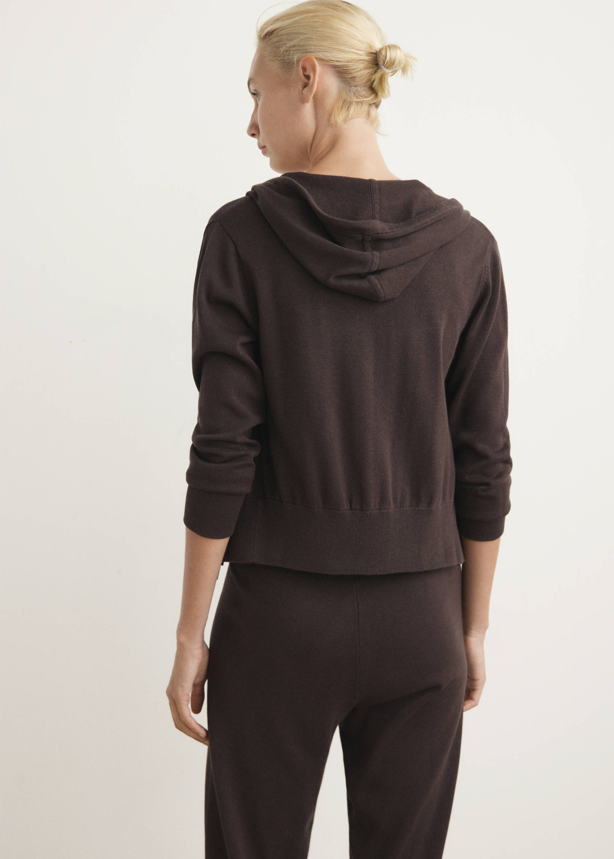 Stickad kofta i bomull med huva - Artikelns baksida