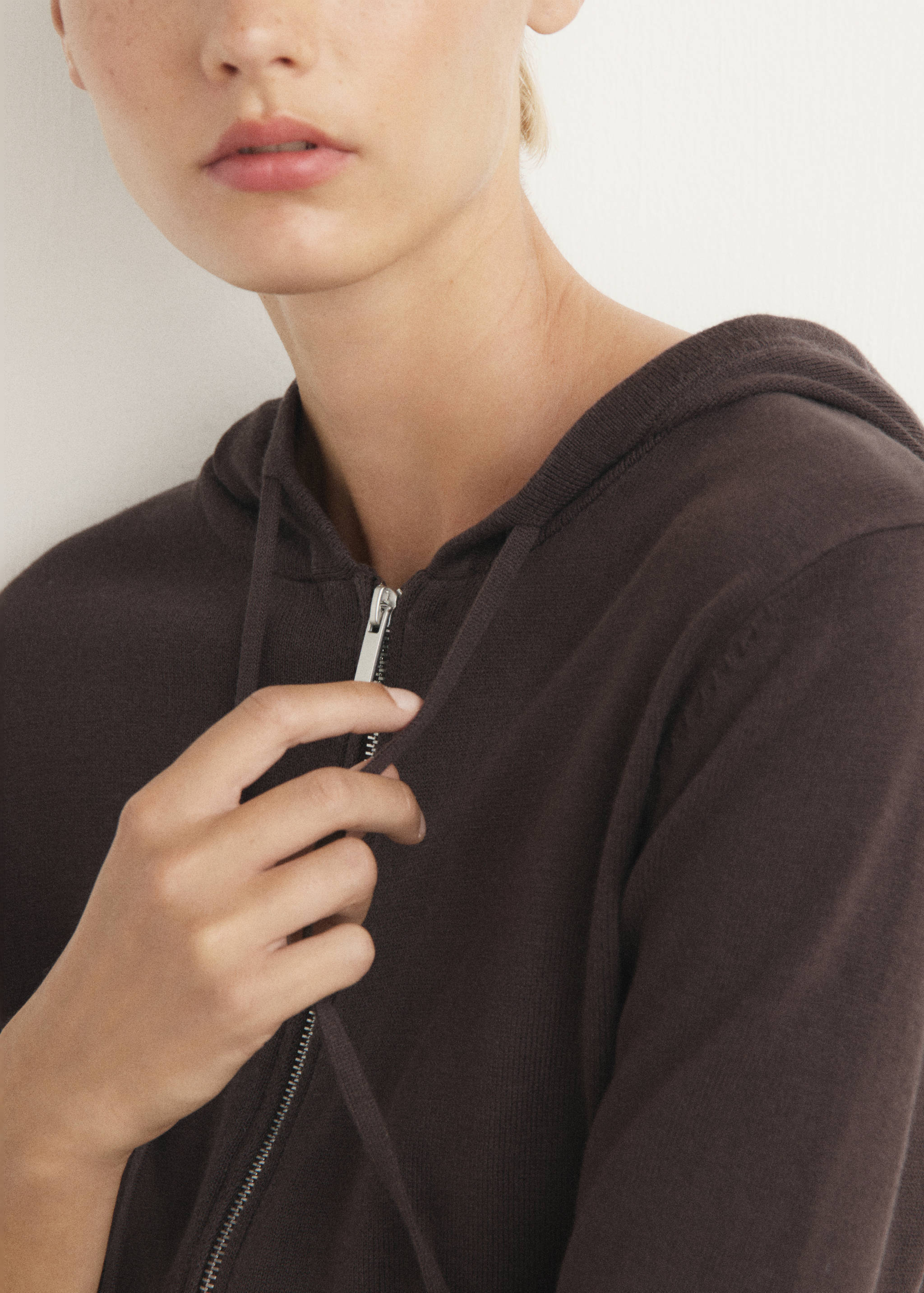 Stickad kofta i bomull med huva - Detaljer om artikeln 1