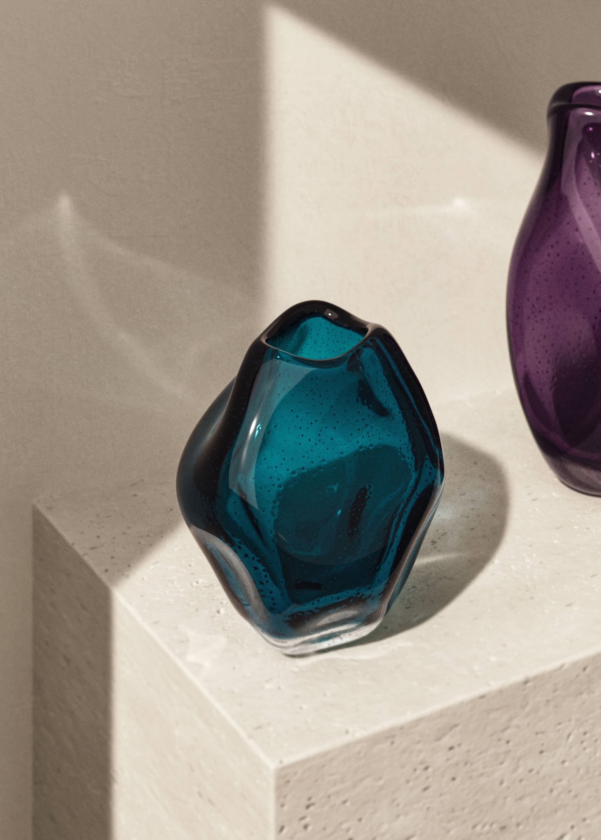 Low irregular glass vase - General plane