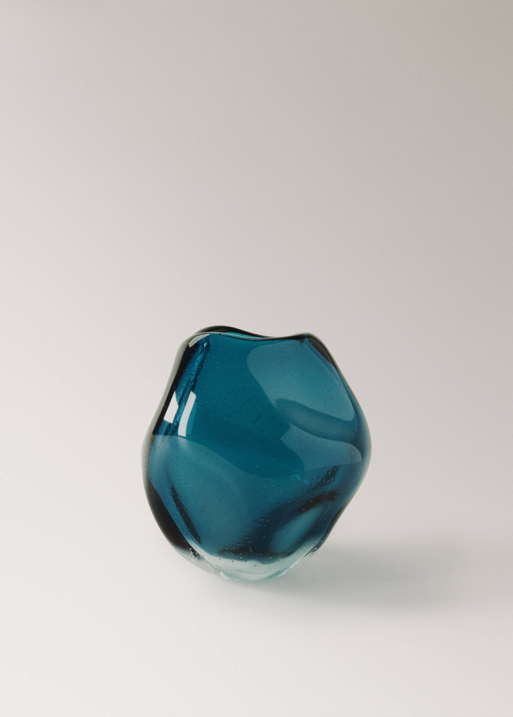 Low irregular glass vase - Article without model
