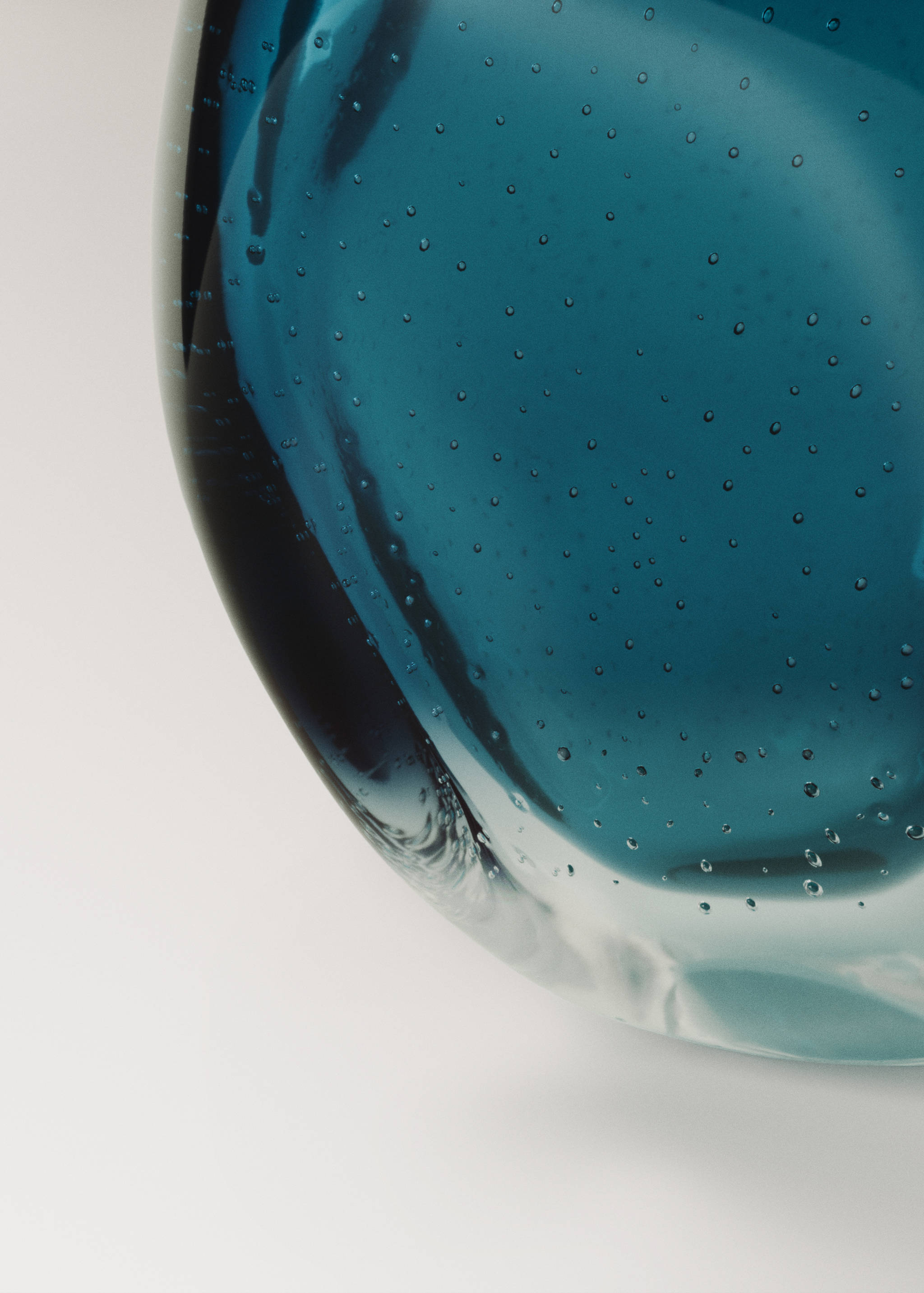 Low irregular glass vase - Details of the article 1