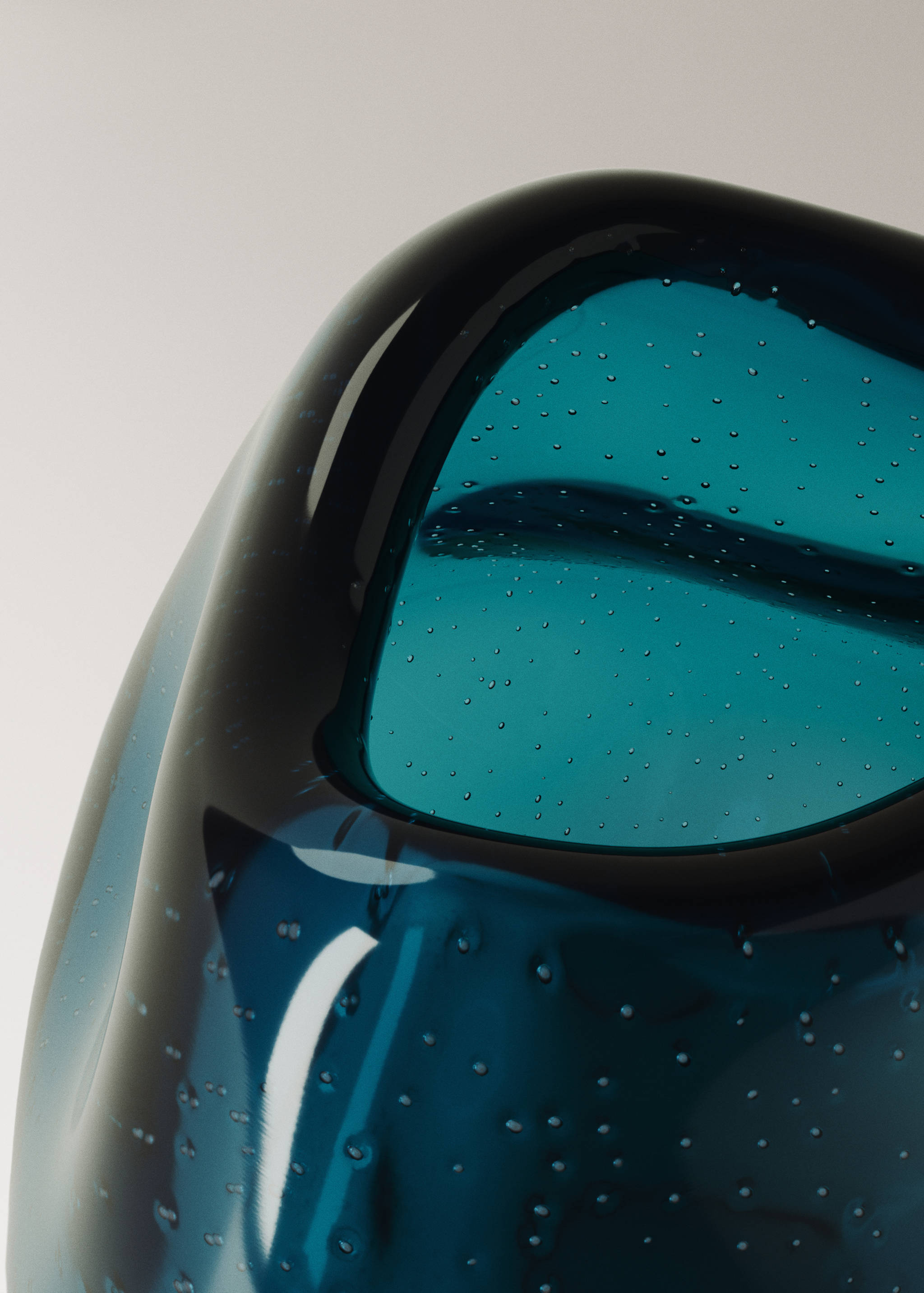 Low irregular glass vase - Details of the article 2