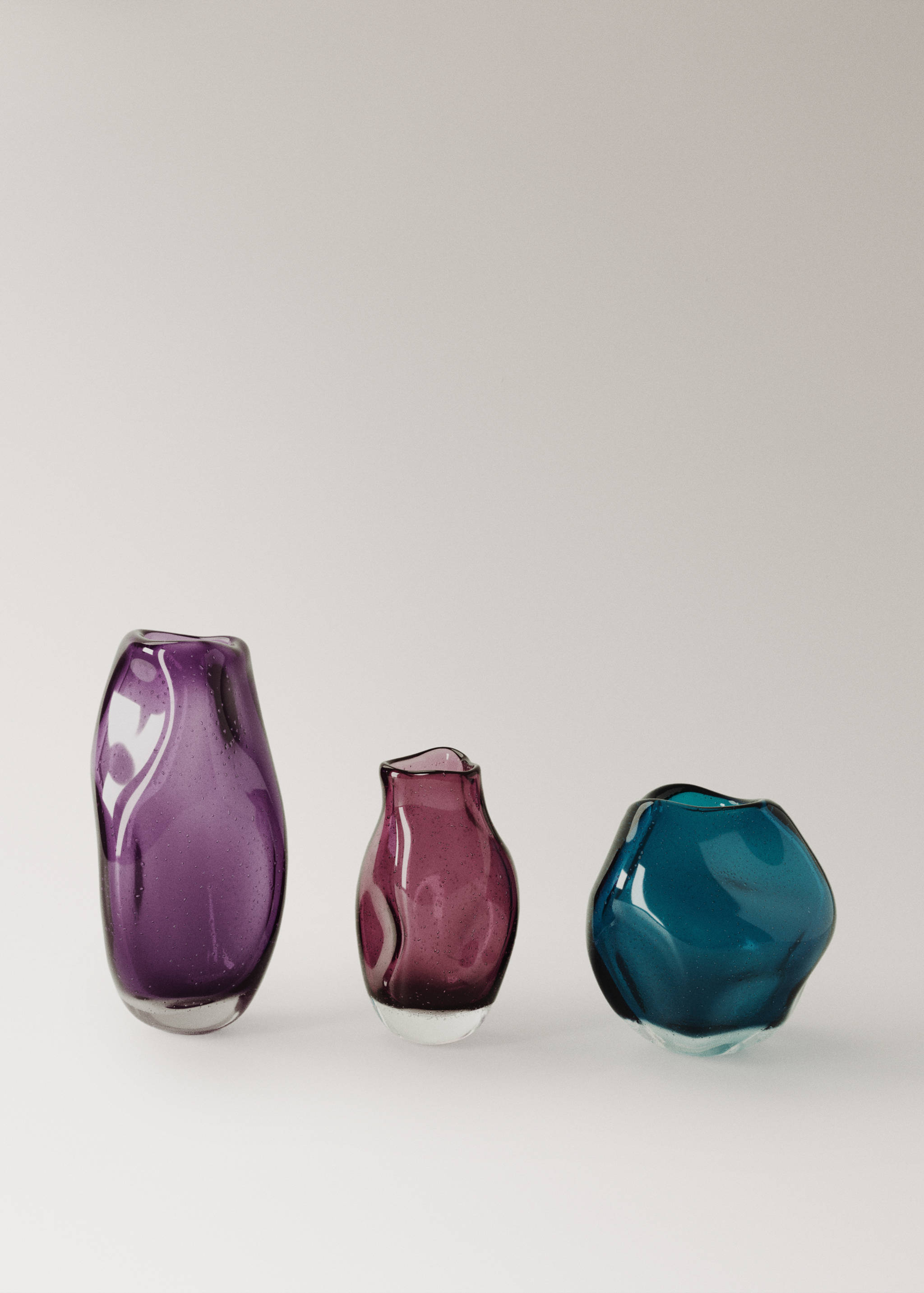Low irregular glass vase - Details of the article 4
