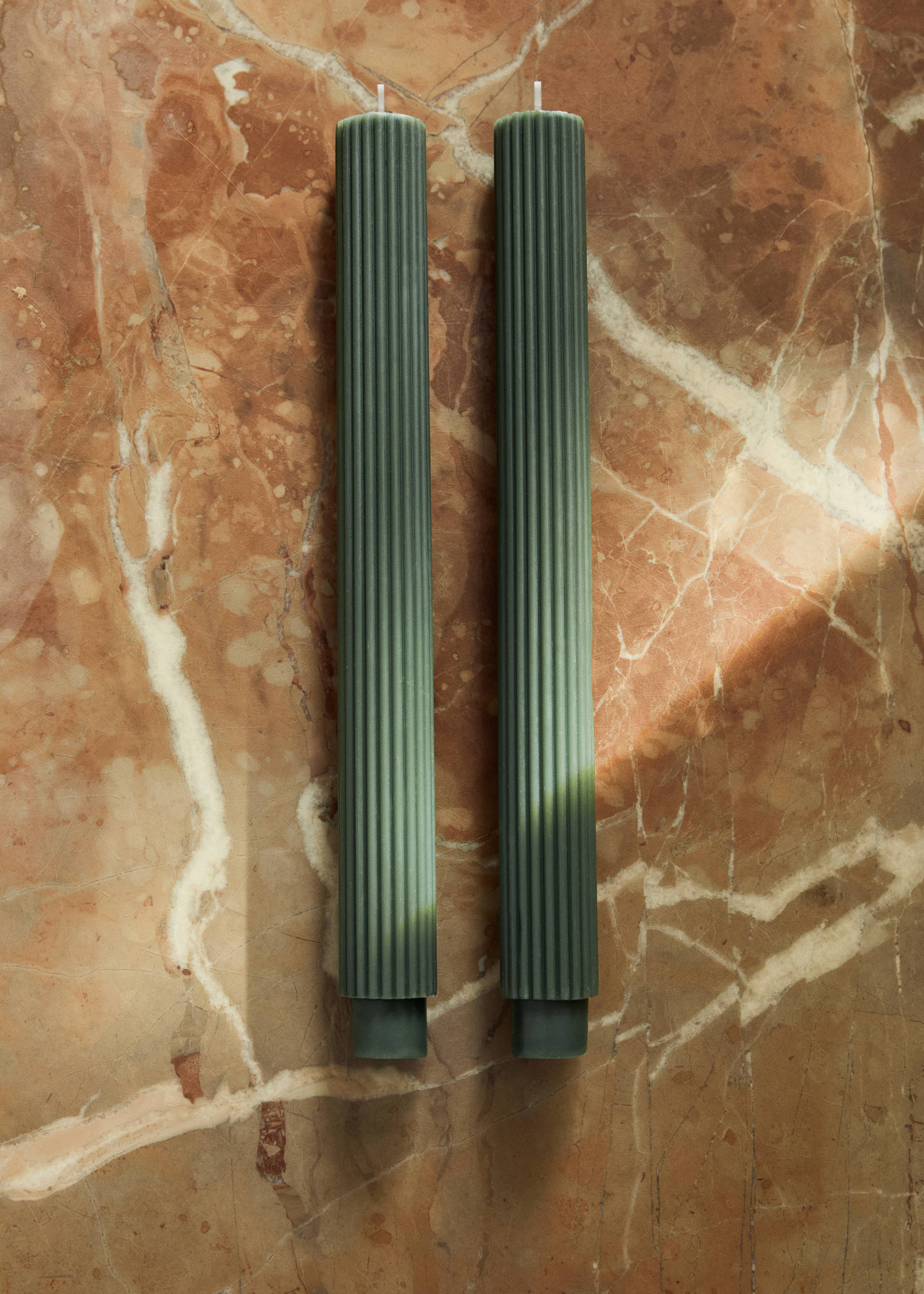 Candles with striped relief - General plane