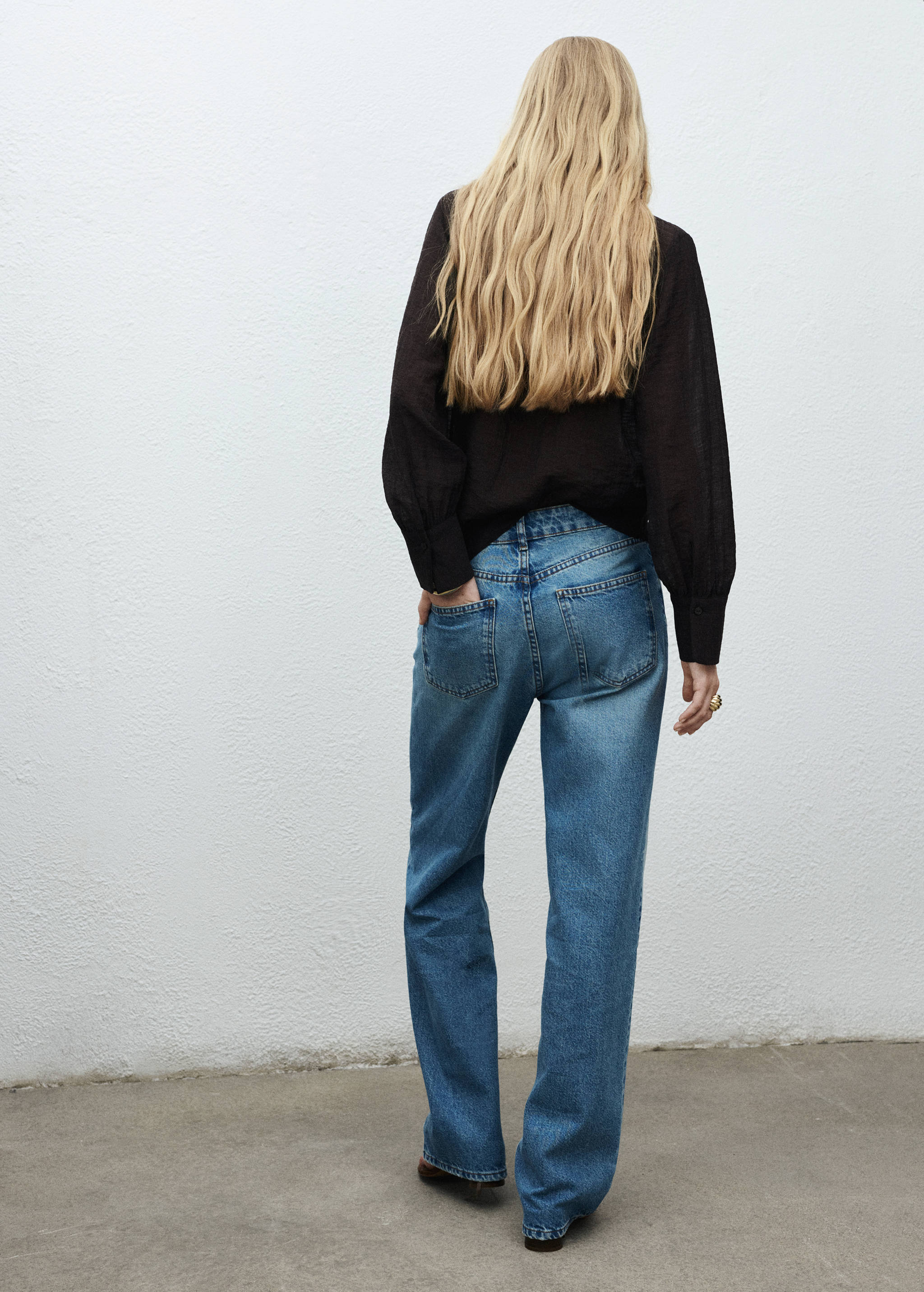 Gerade Jeans mit floralem Muster - Rückseite des Artikels