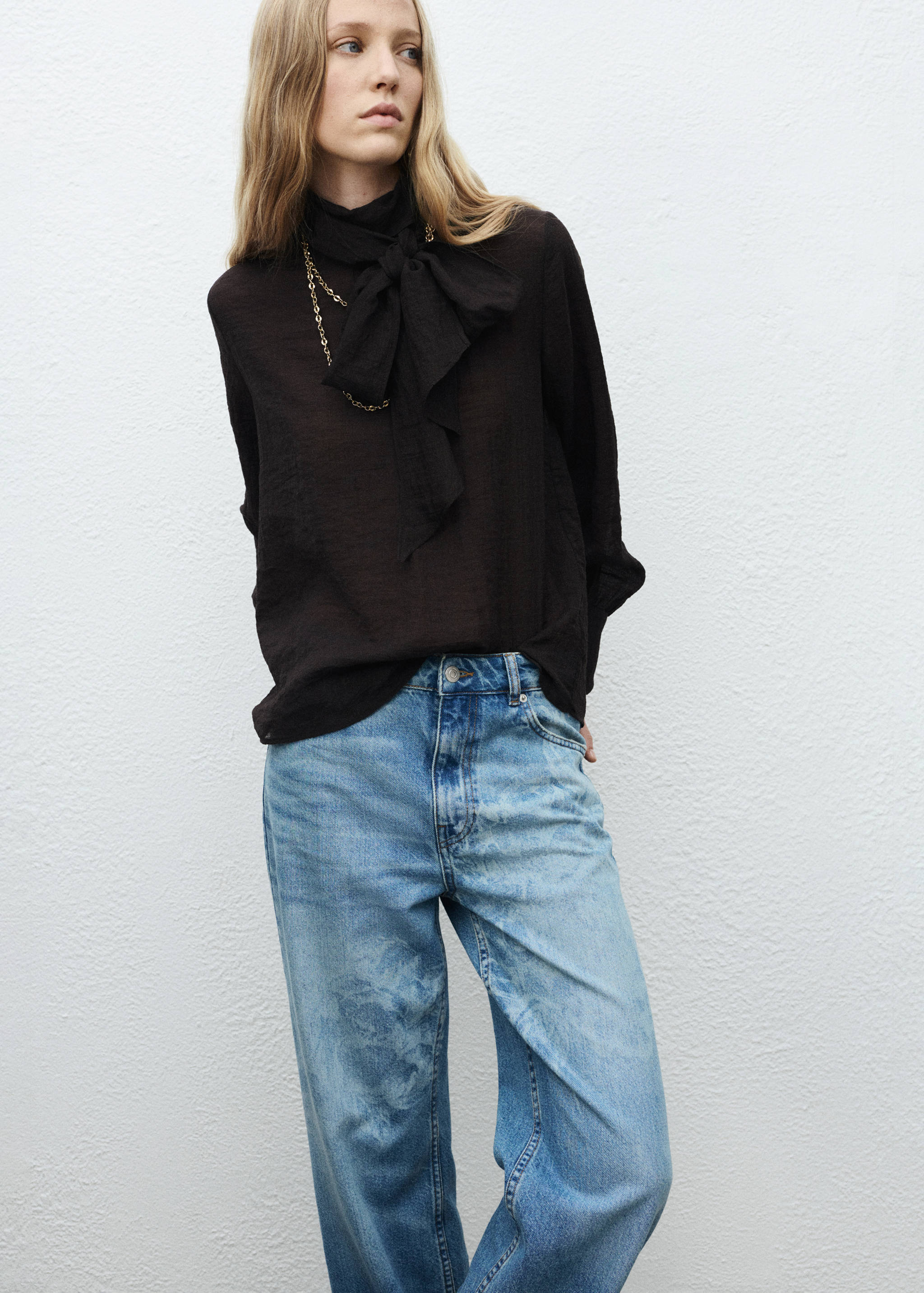 Gerade Jeans mit floralem Muster - Detail des Artikels 1