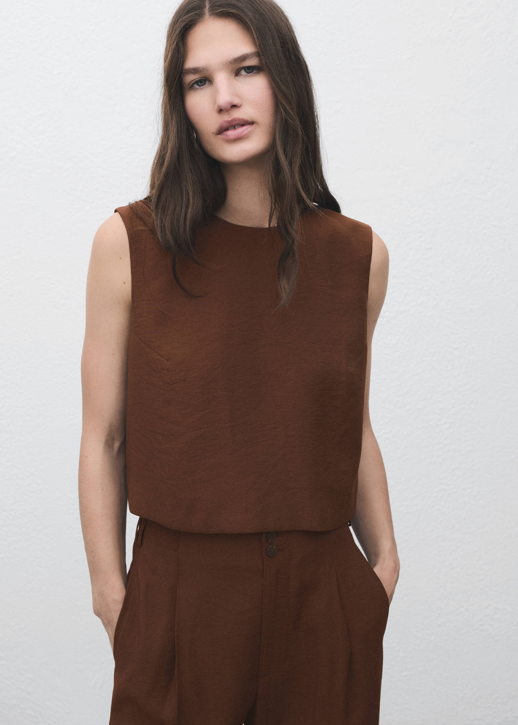 Top crop botones - Plano medio