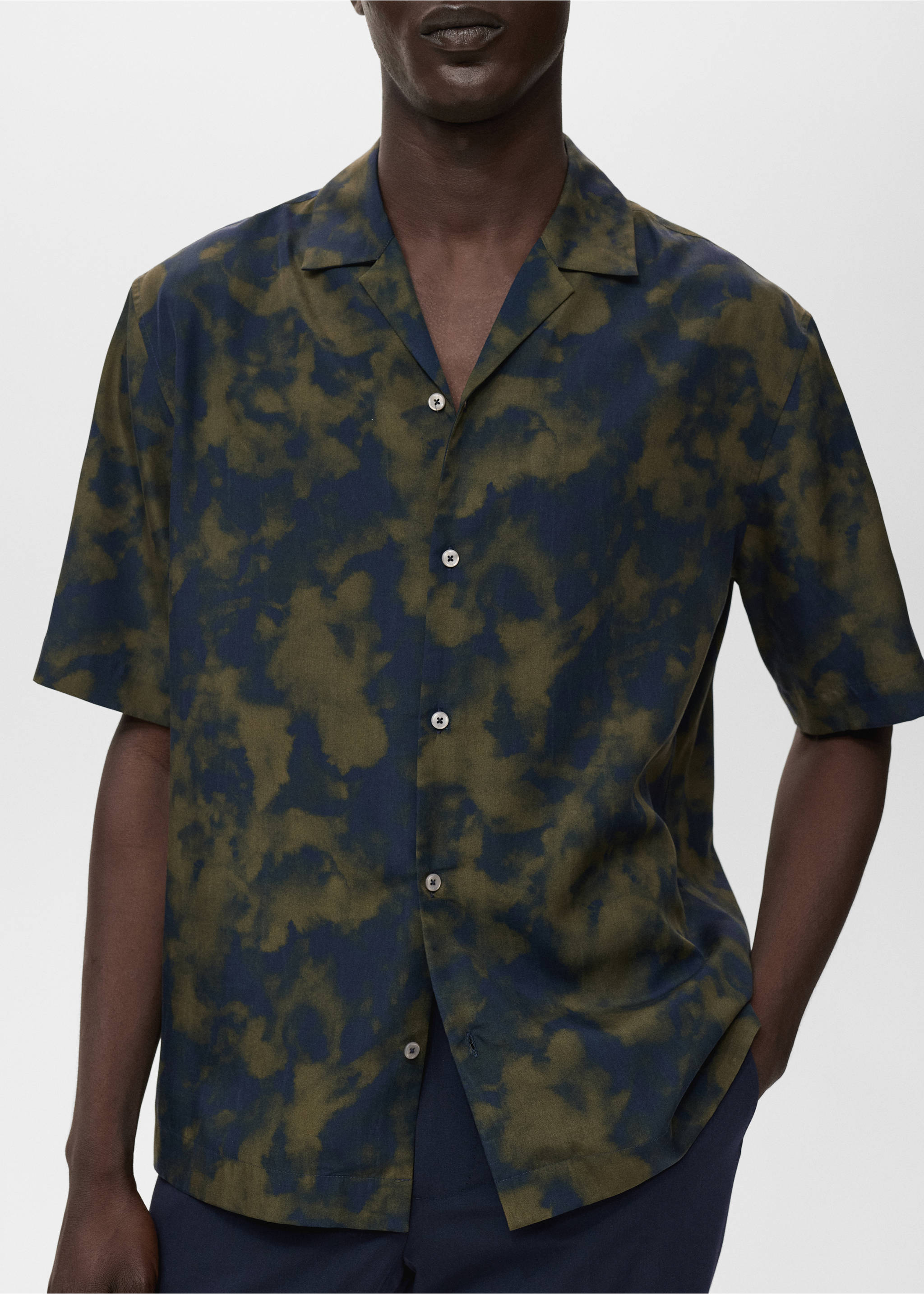 Chemise regular-fit fluide imprimée - Détail de l'article 3, Olive. Ref: 17064448-00.
