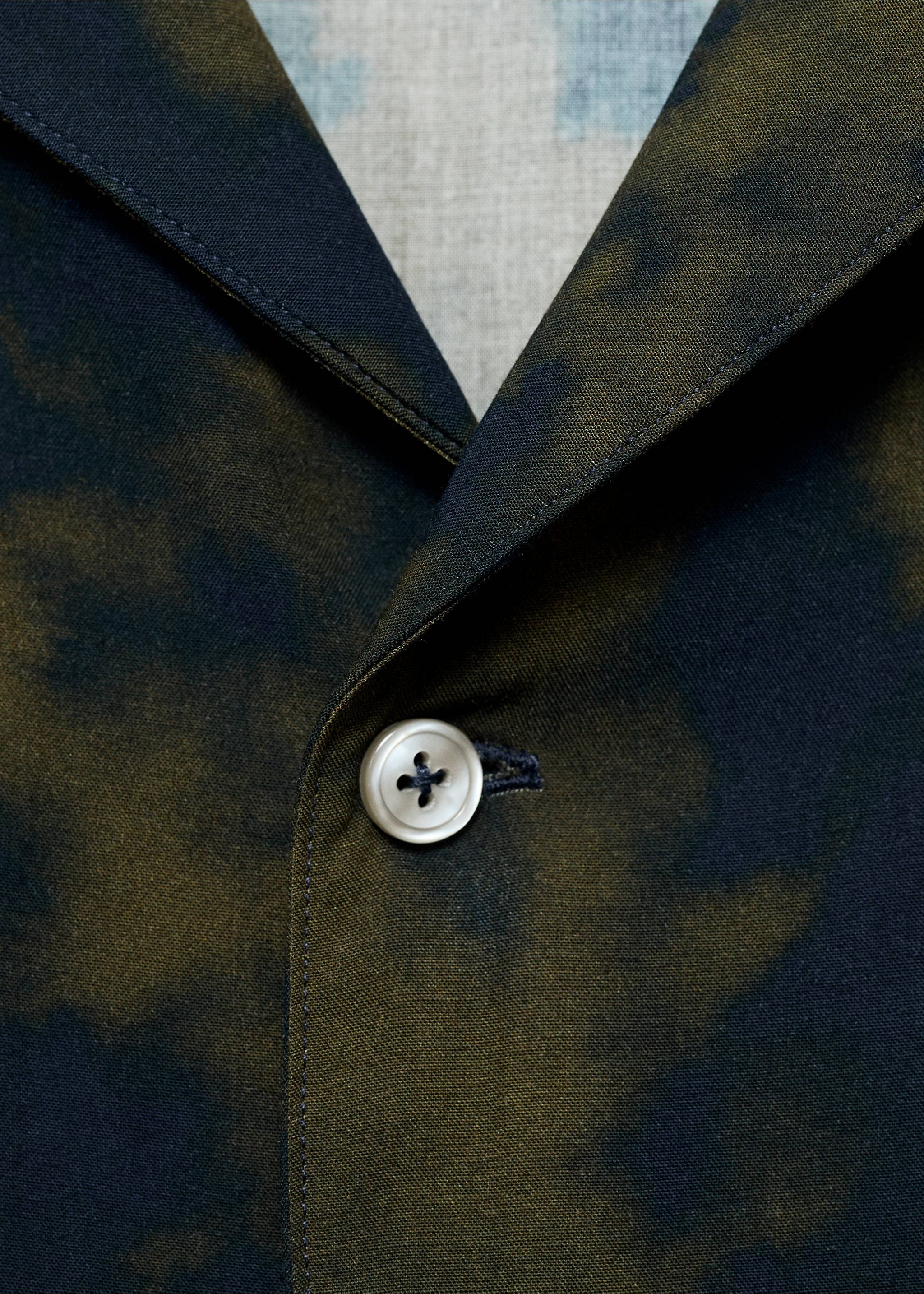 Chemise regular-fit fluide imprimée - Détail de l'article 8, Olive. Ref: 17064448-00.