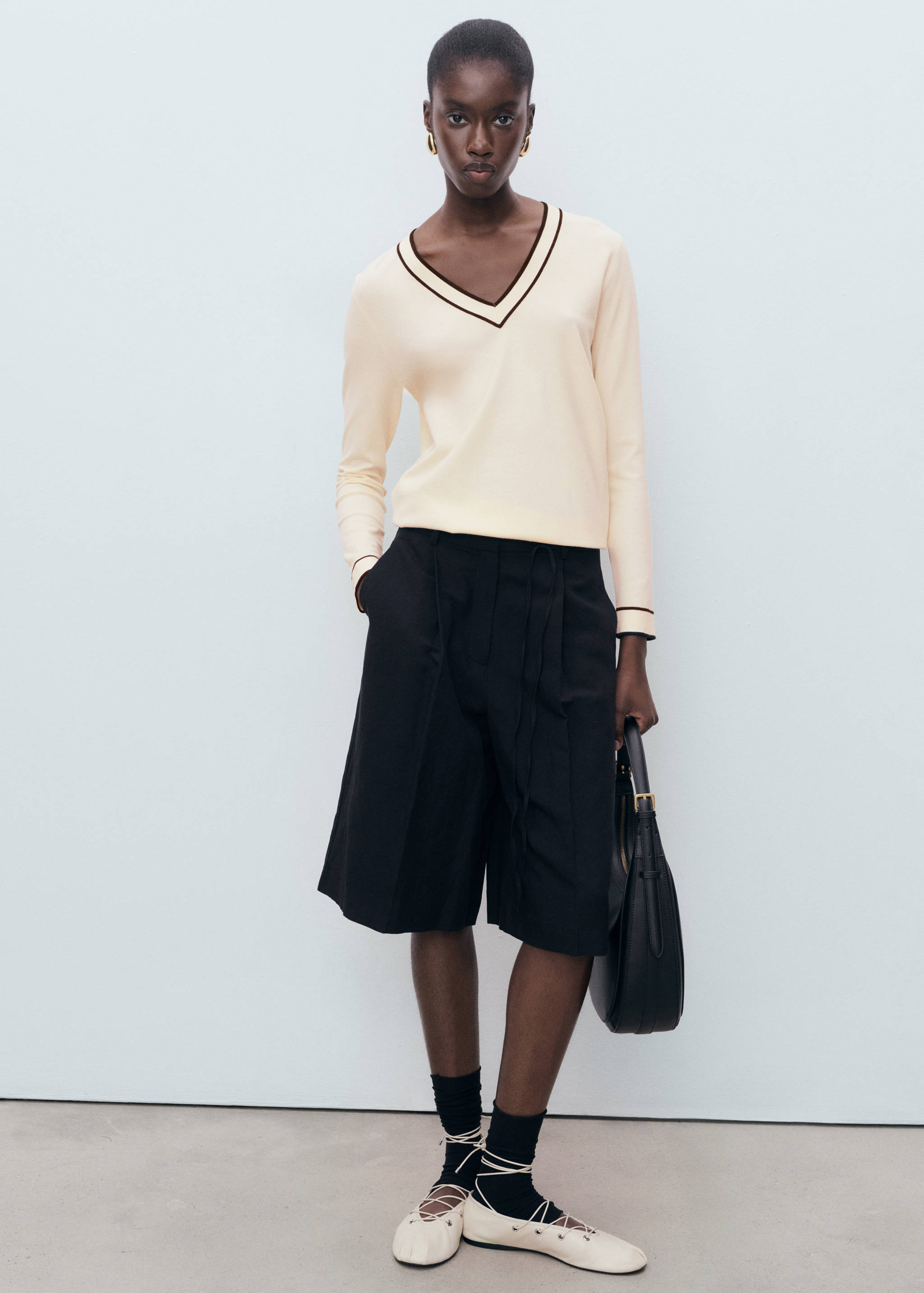 Contrasting V-neck sweater - General plane