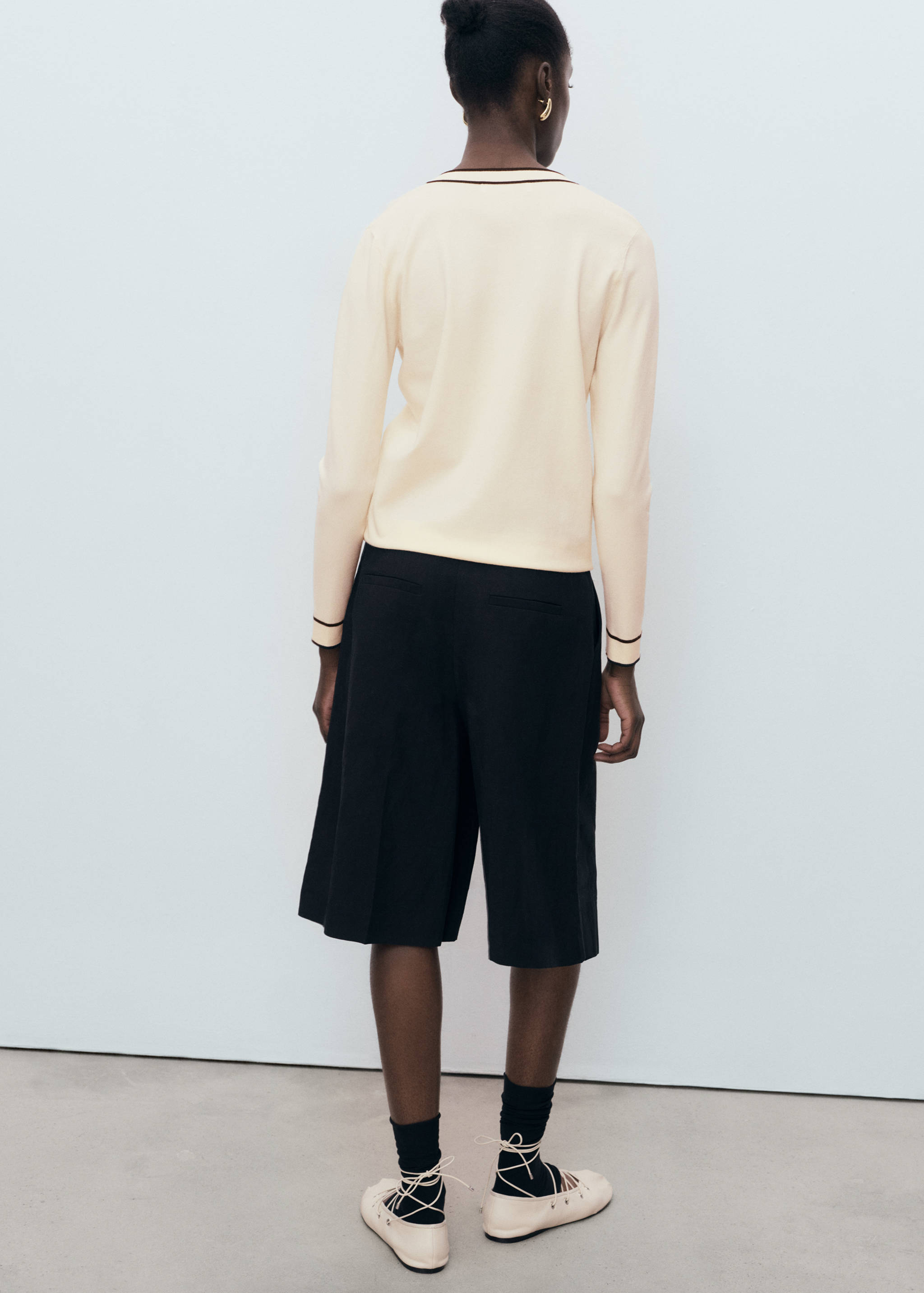 Contrasting V-neck sweater - Reverse of the article