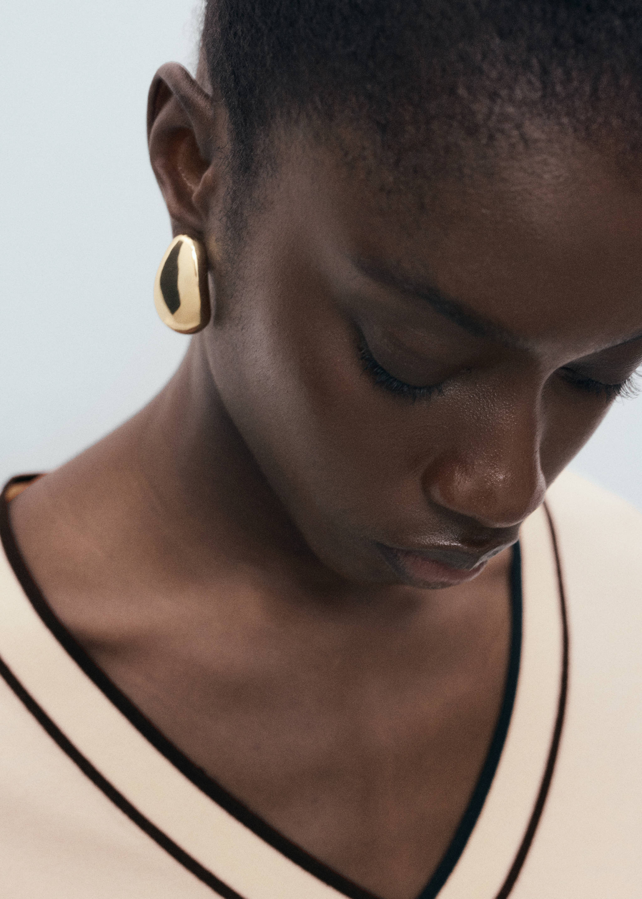 Contrasting V-neck sweater - Details of the article 1