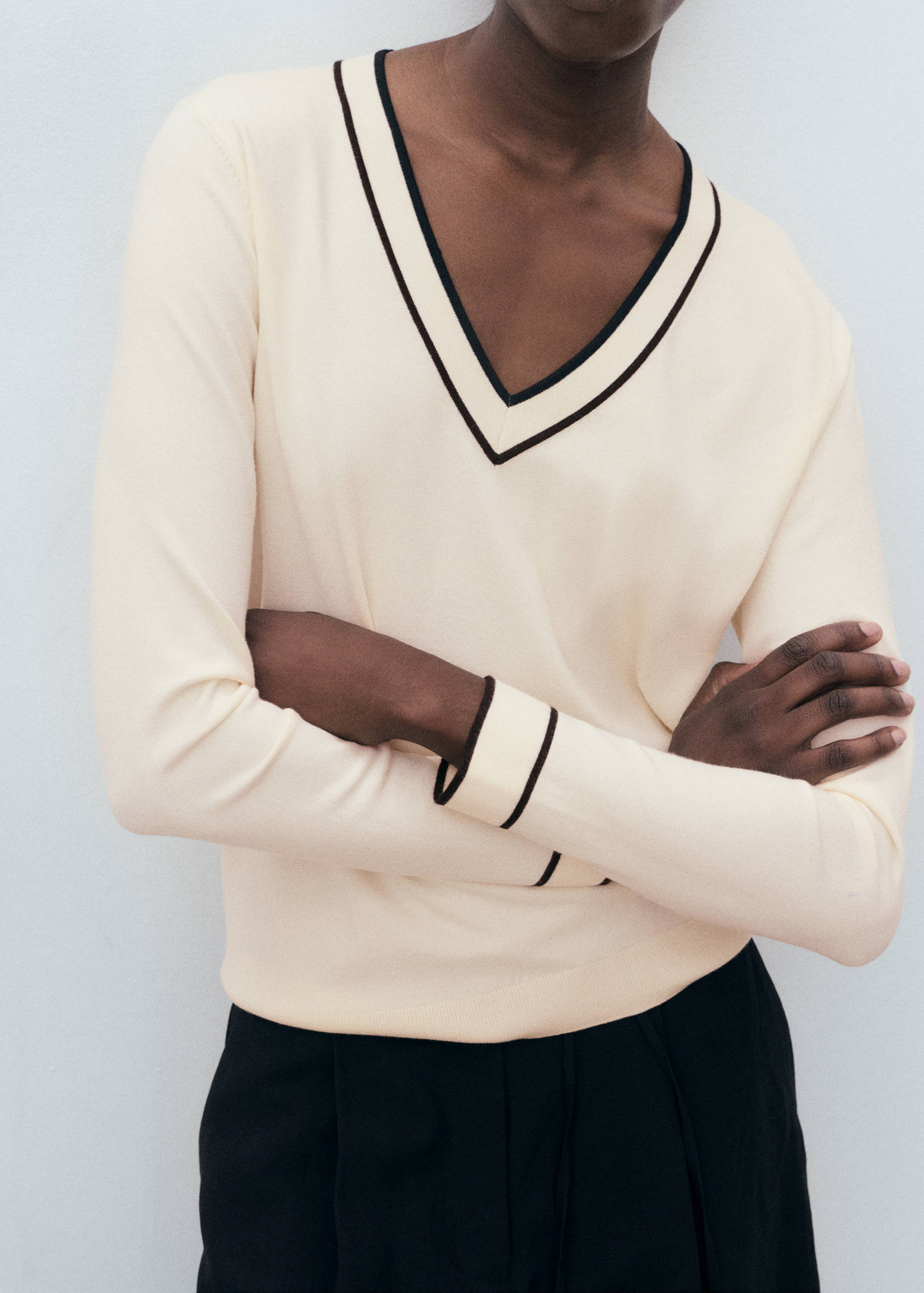 Contrasting V-neck sweater - Details of the article 6