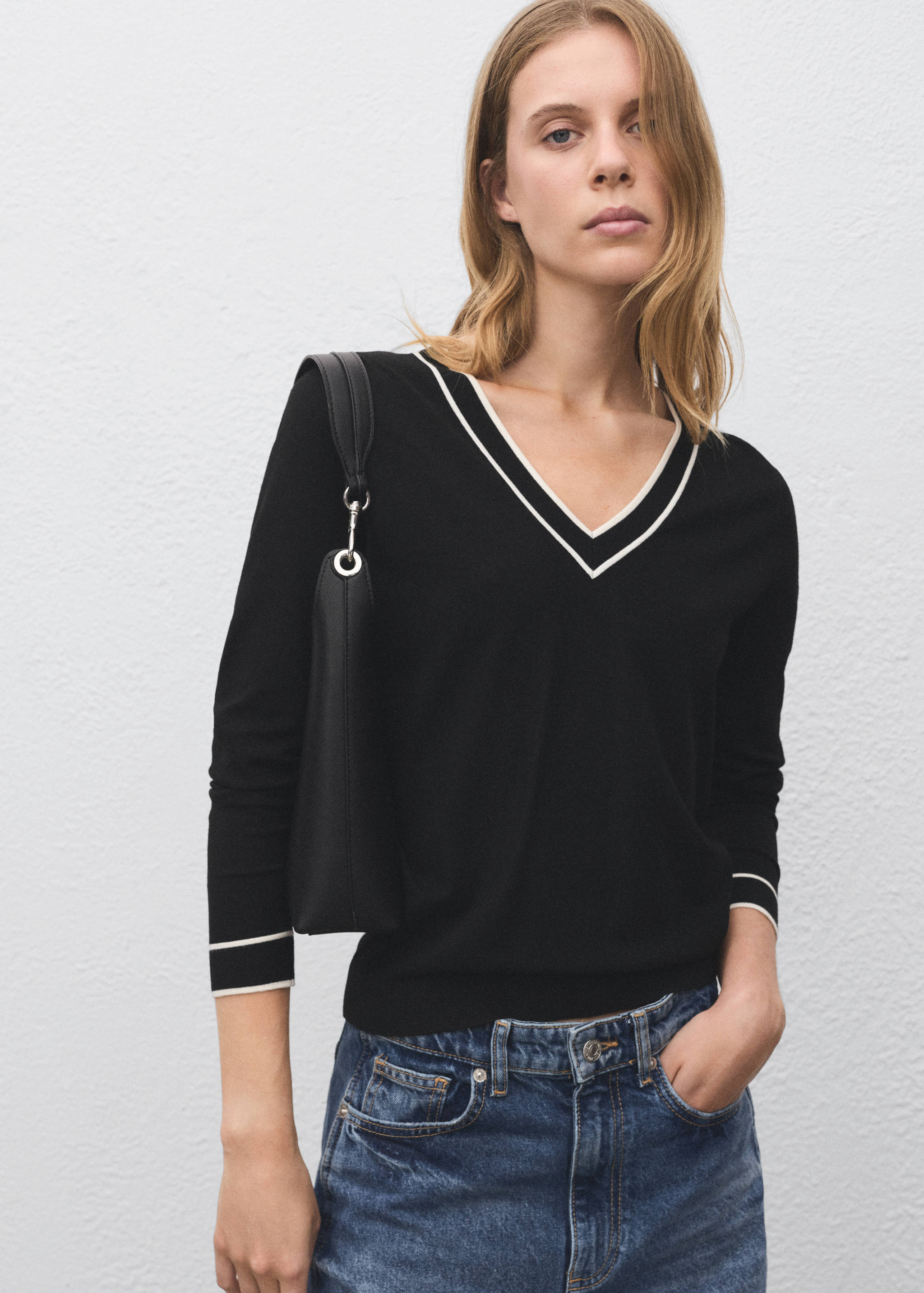 Contrasting V-neck sweater - Medium plane