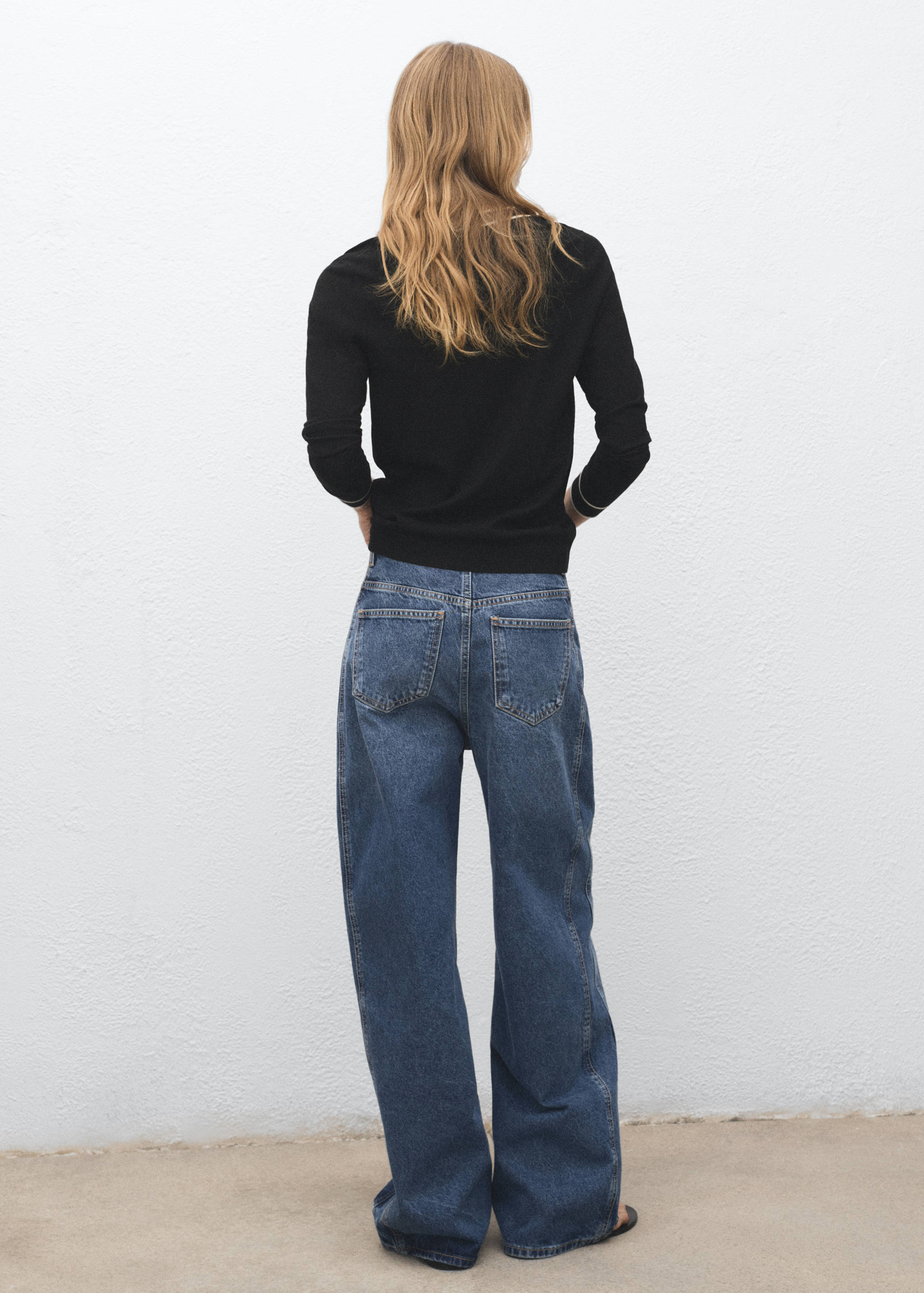 Contrasting V-neck sweater - Reverse of the article