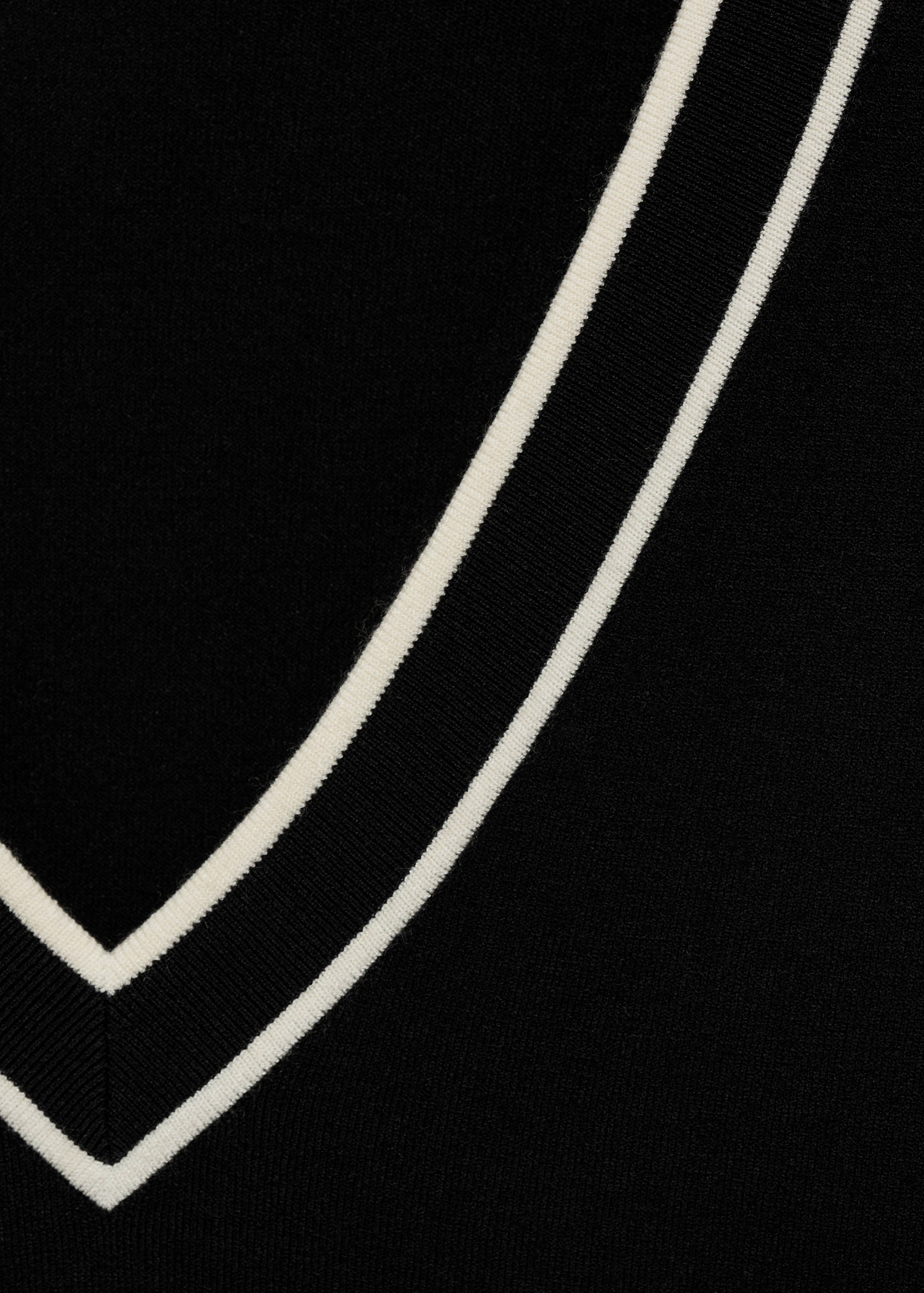 Contrasting V-neck sweater - Details of the article 8