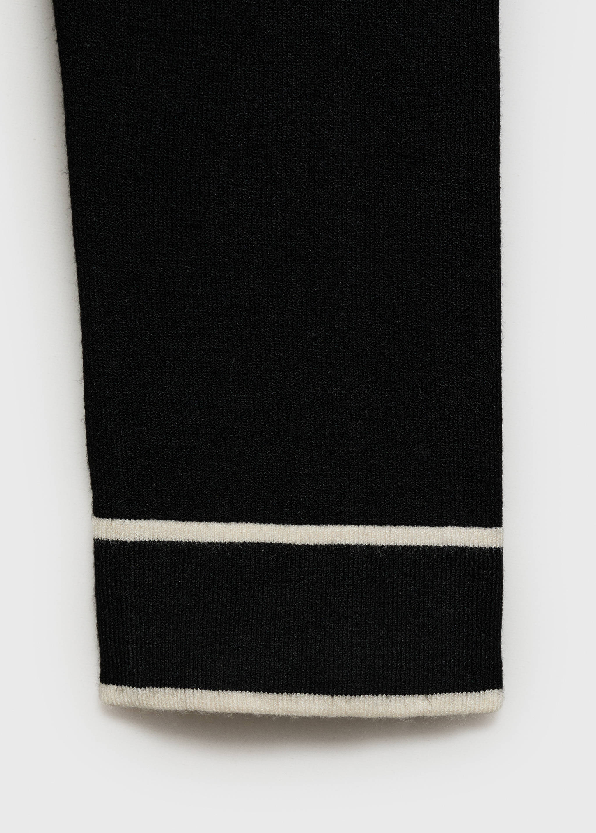 Contrasting V-neck sweater - Details of the article 0