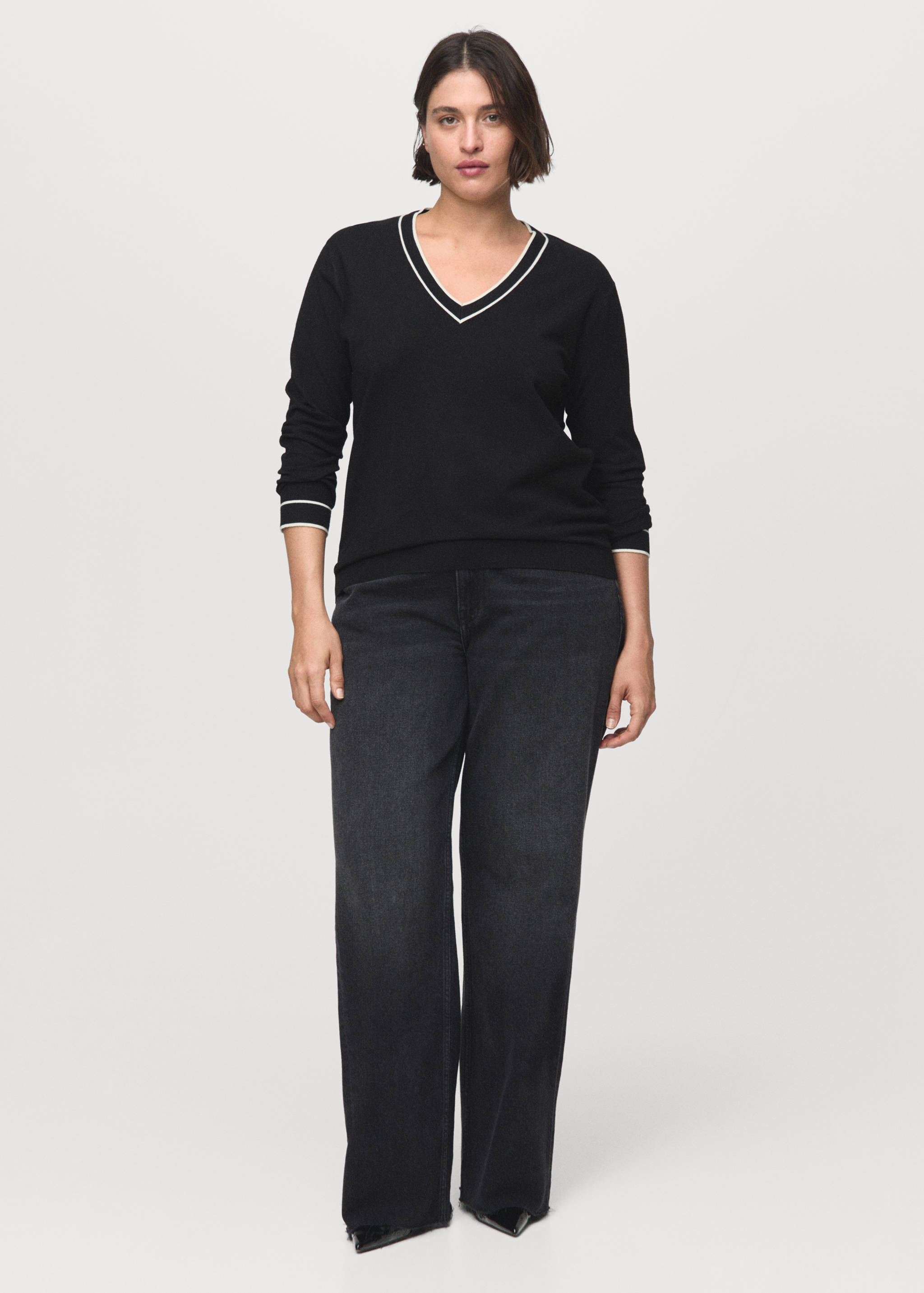 Contrasting V-neck sweater - Details of the article 3