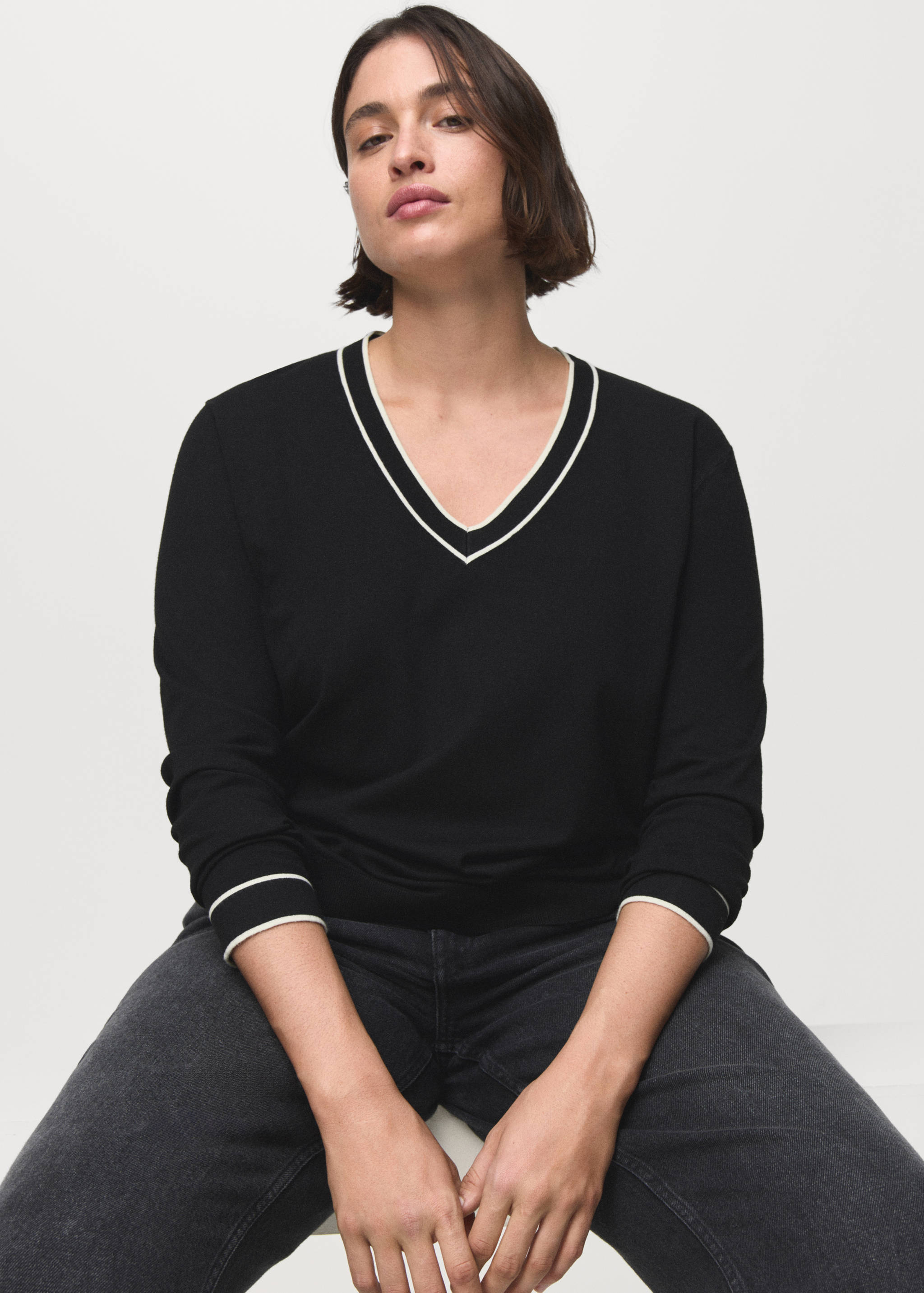 Contrasting V-neck sweater - Details of the article 5