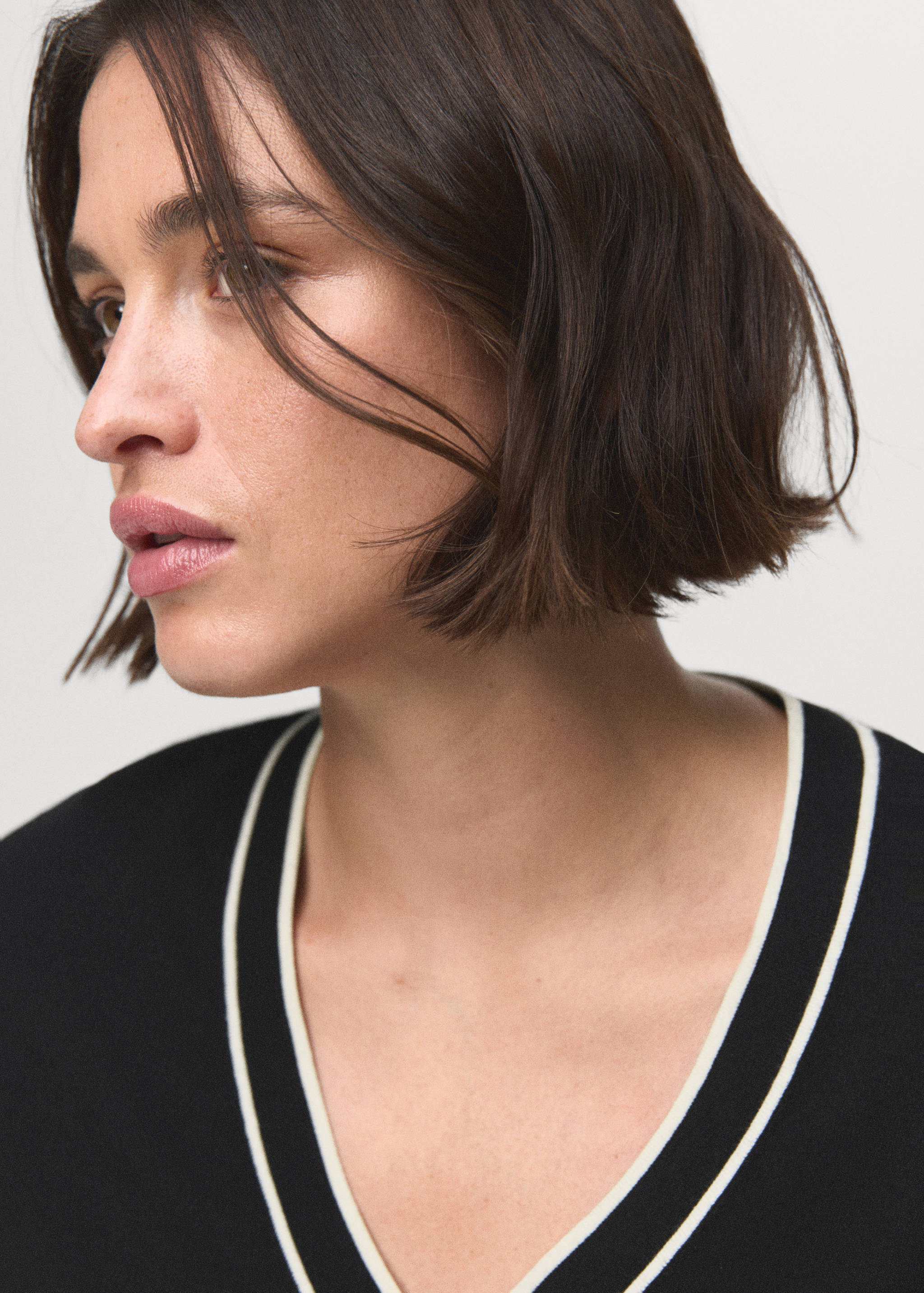 Contrasting V-neck sweater - Details of the article 4