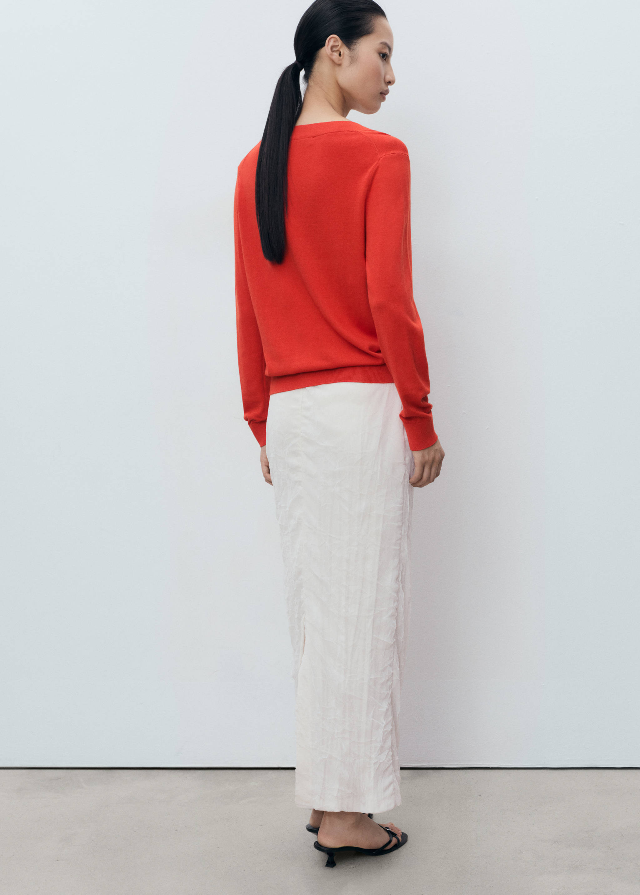 Fine-knit V-neck sweater - Reverse of the article